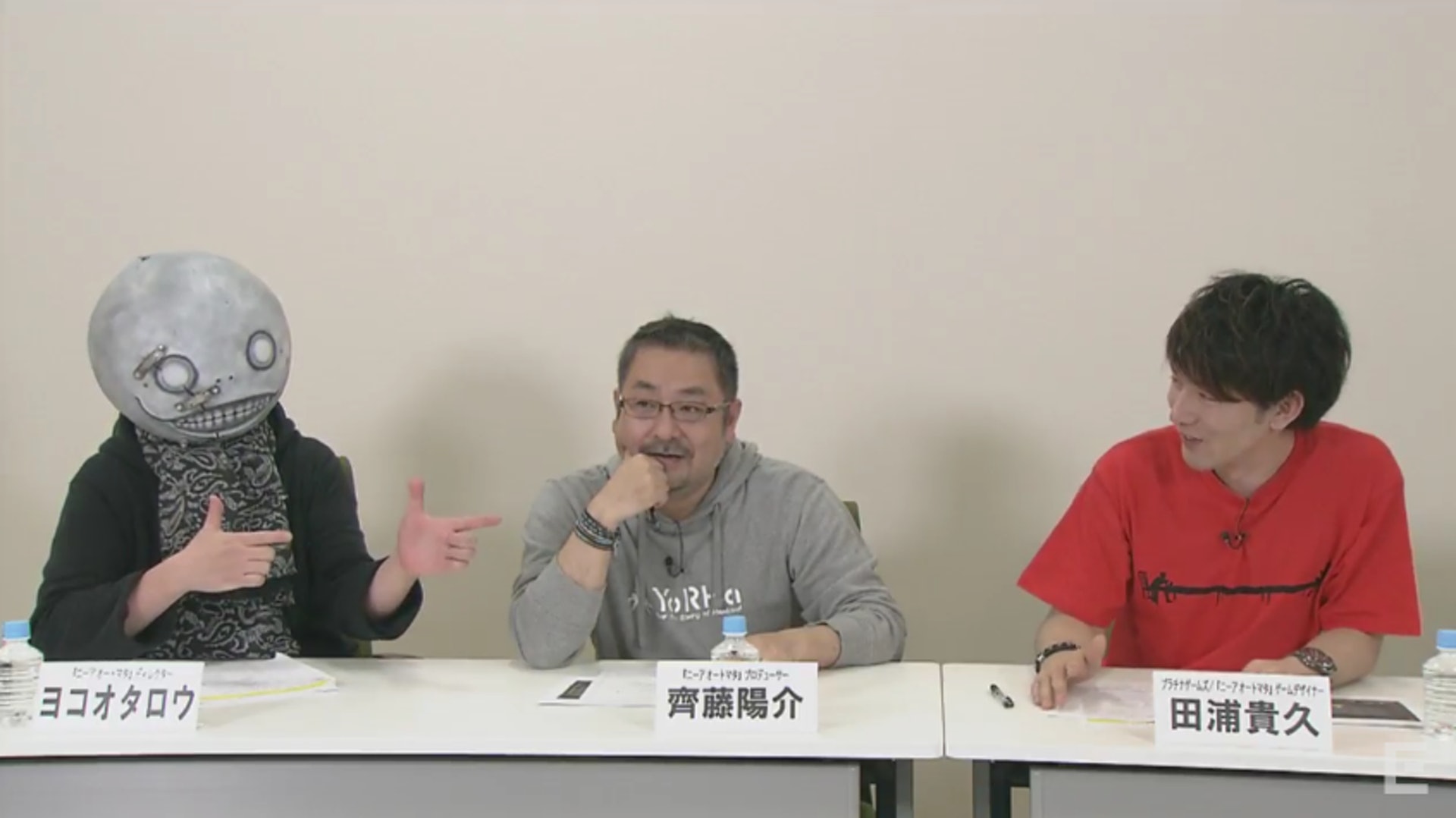 橫尾繼續以最強兵器面具示人(直播截圖) 橫尾繼續以最強兵器面具示人(直播截圖)