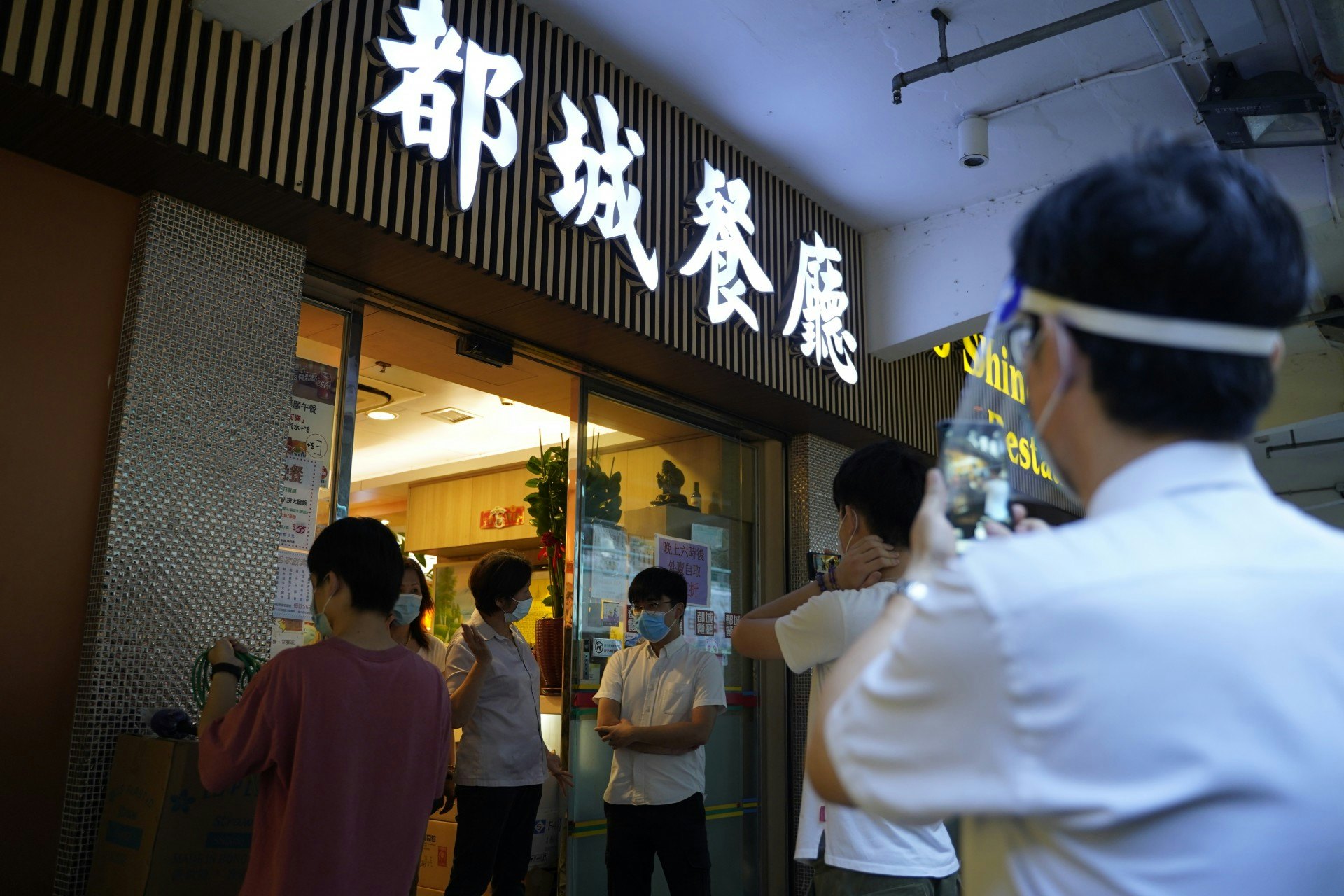 屯門愛定商場都城餐廳有食客感染新冠肺炎,餐廳須停業消毒。(鄭子峰攝) 屯門愛定商場都城餐廳有食客感染新冠肺炎,餐廳須停業消毒。(鄭子峰攝)