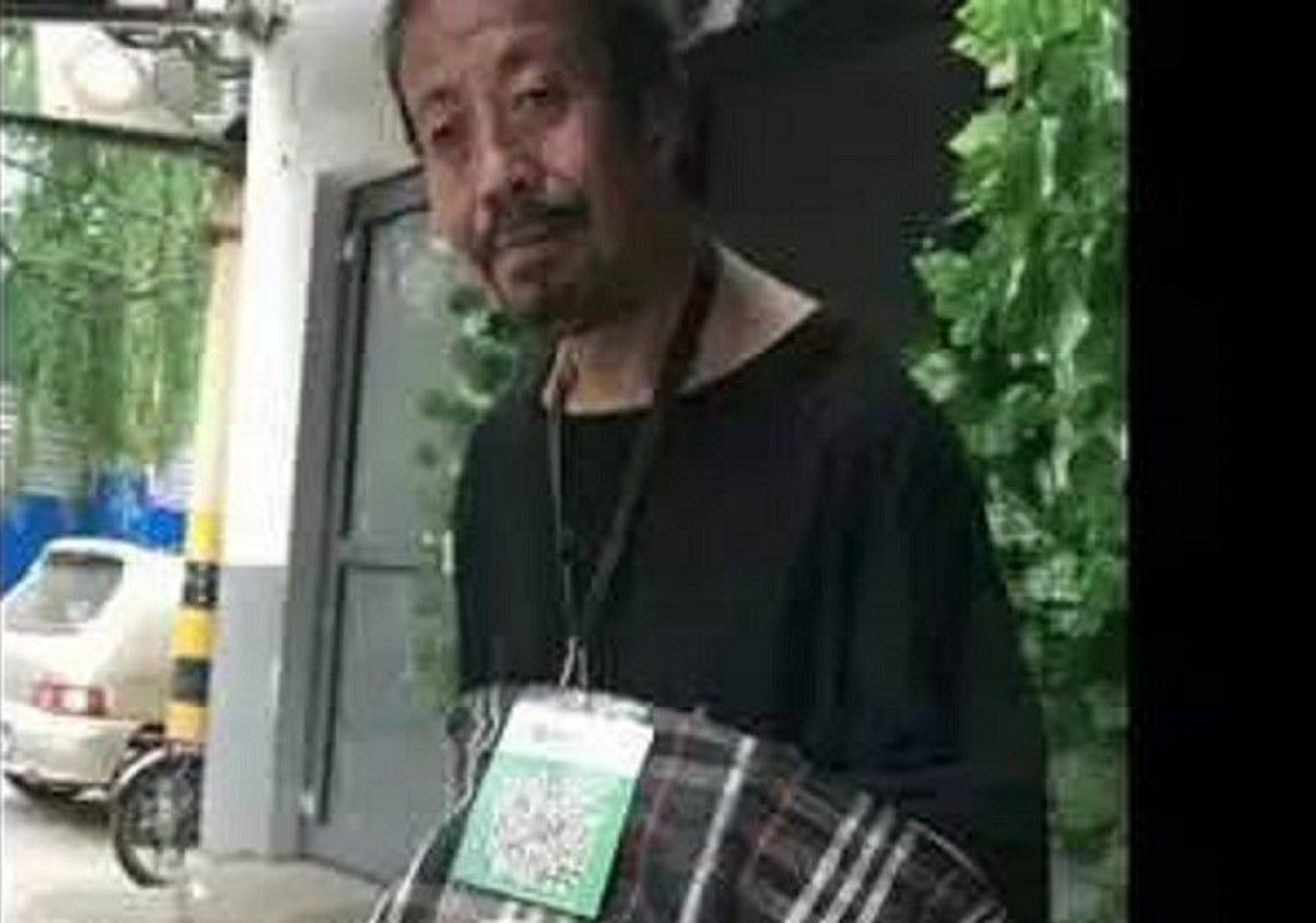 濟南乞丐掛著二維碼牌子乞討。(網上圖片) 濟南乞丐掛著二維碼牌子乞討。(網上圖片)