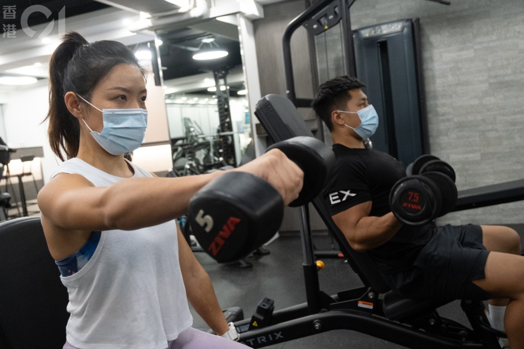 【2月18日起放寬措施】健身中心重開，室內在與另一人保持至少1.5米距離的情況下運動可無須戴上口罩。處所員工需自2021年2月11日起，每14天要進行一次檢測，保留紀錄31天。（資料圖片/梁鵬威攝）