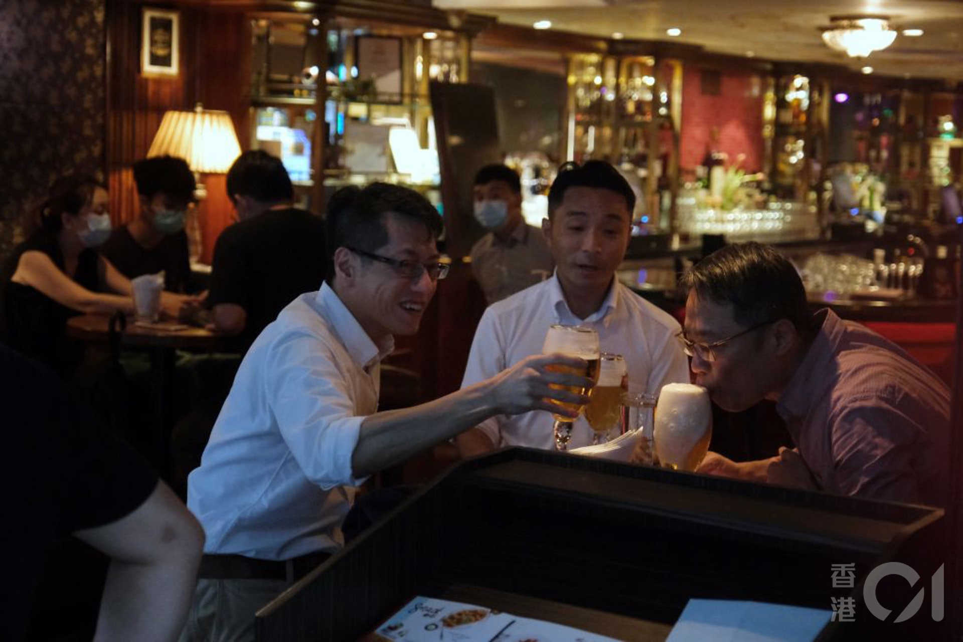 【9月18日起最新措施】酒吧、酒館重開,每枱限二人。場所內的顧客數目在任何時間均不得超過該場所通常座位數目的一半;不得有多於兩人同坐一桌;不得進行現場表演或跳舞等。(李澤彤攝) 【9月18日起最新措施】酒吧、酒館重開,每枱限二人。場所內的顧客數目在任何時間均不得超過該場所通常座位數目的一半;不得有多於兩人同坐一桌;不得進行現場表演或跳舞等。(李澤彤攝)