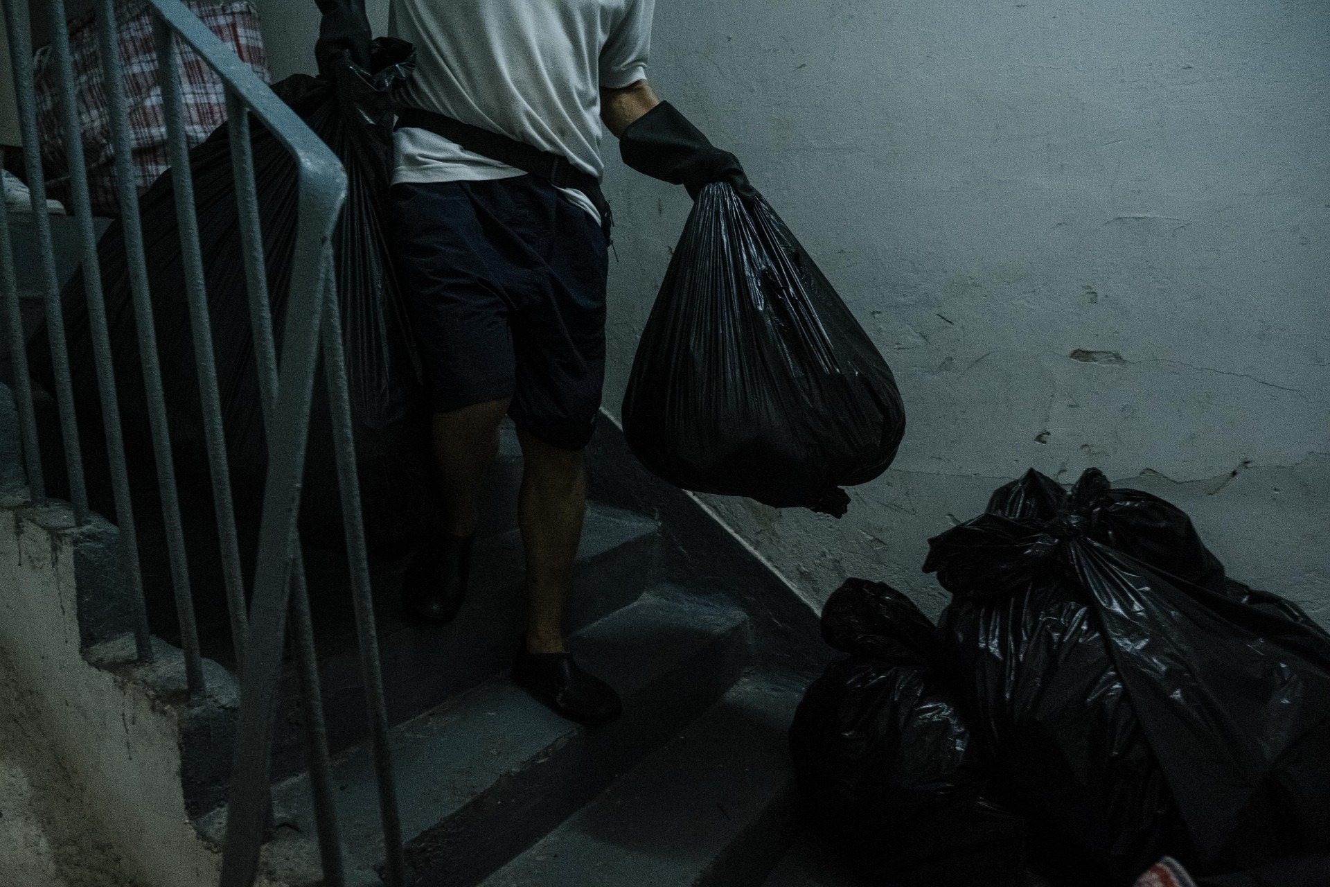 陳先生是自僱戶，垃圾袋、地拖、漂白水、滴露等，全部自費，「垃圾膠袋都要1元1個呀。」（歐嘉樂攝）
