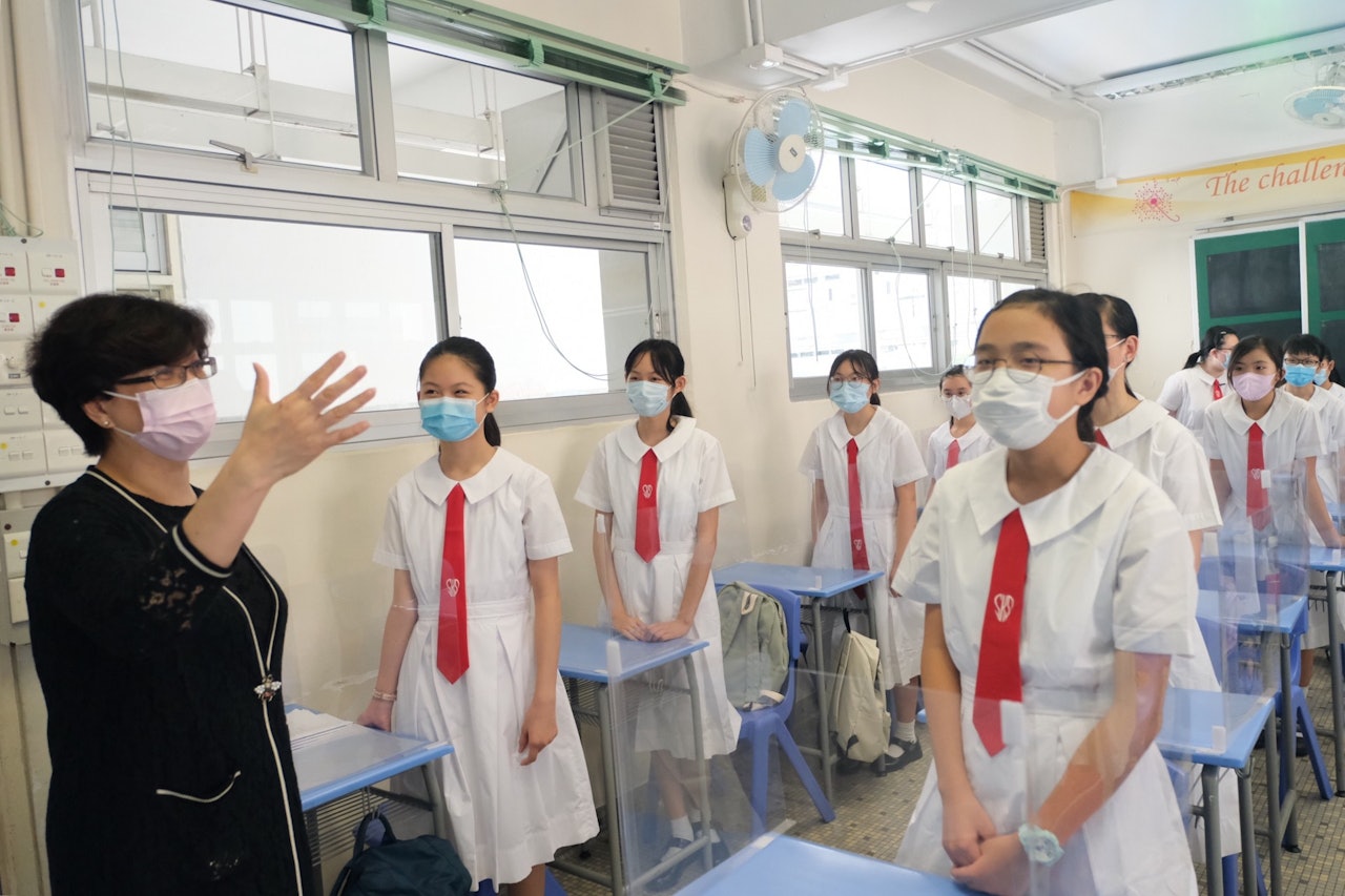 潔心林炳炎中學今日(16日)舉行中一迎新活動,剛巧港鐵觀塘線彩虹站有信號故障,校長劉瑤紅首次與新生們的面對面交談,便是圍繞此上學交通話題。(盧翊銘攝) 潔心林炳炎中學今日(16日)舉行中一迎新活動,剛巧港鐵觀塘線彩虹站有信號故障,校長劉瑤紅首次與新生們的面對面交談,便是圍繞此上學交通話題。(盧翊銘攝)