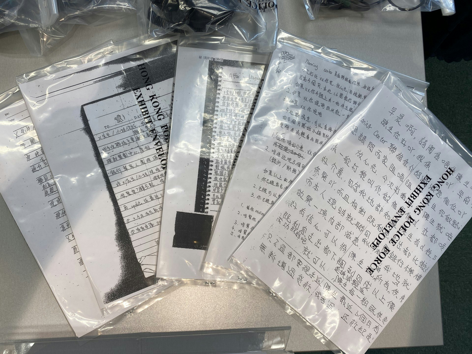 警方檢取證明當中包括一些騙徒「cold call(推銷)」時使用的講稿,可見他們會向受害者聲稱「聯同銀行機構做內部減息」,協助辦理低息貸款。(蔡正邦攝) 警方檢取證明當中包括一些騙徒「cold call(推銷)」時使用的講稿,可見他們會向受害者聲稱「聯同銀行機構做內部減息」,協助辦理低息貸款。(蔡正邦攝)
