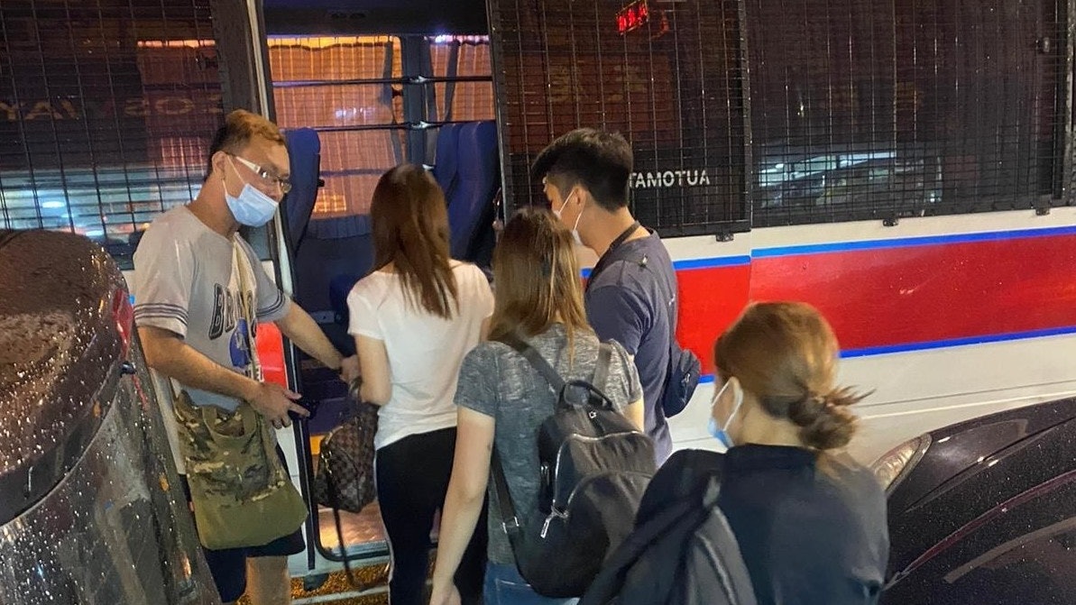 警元朗放蛇掃黃 破無牌按摩賣淫場所 拘女主持及2無證內地女 警元朗放蛇掃黃 破無牌按摩賣淫場所 拘女主持及2無證內地女