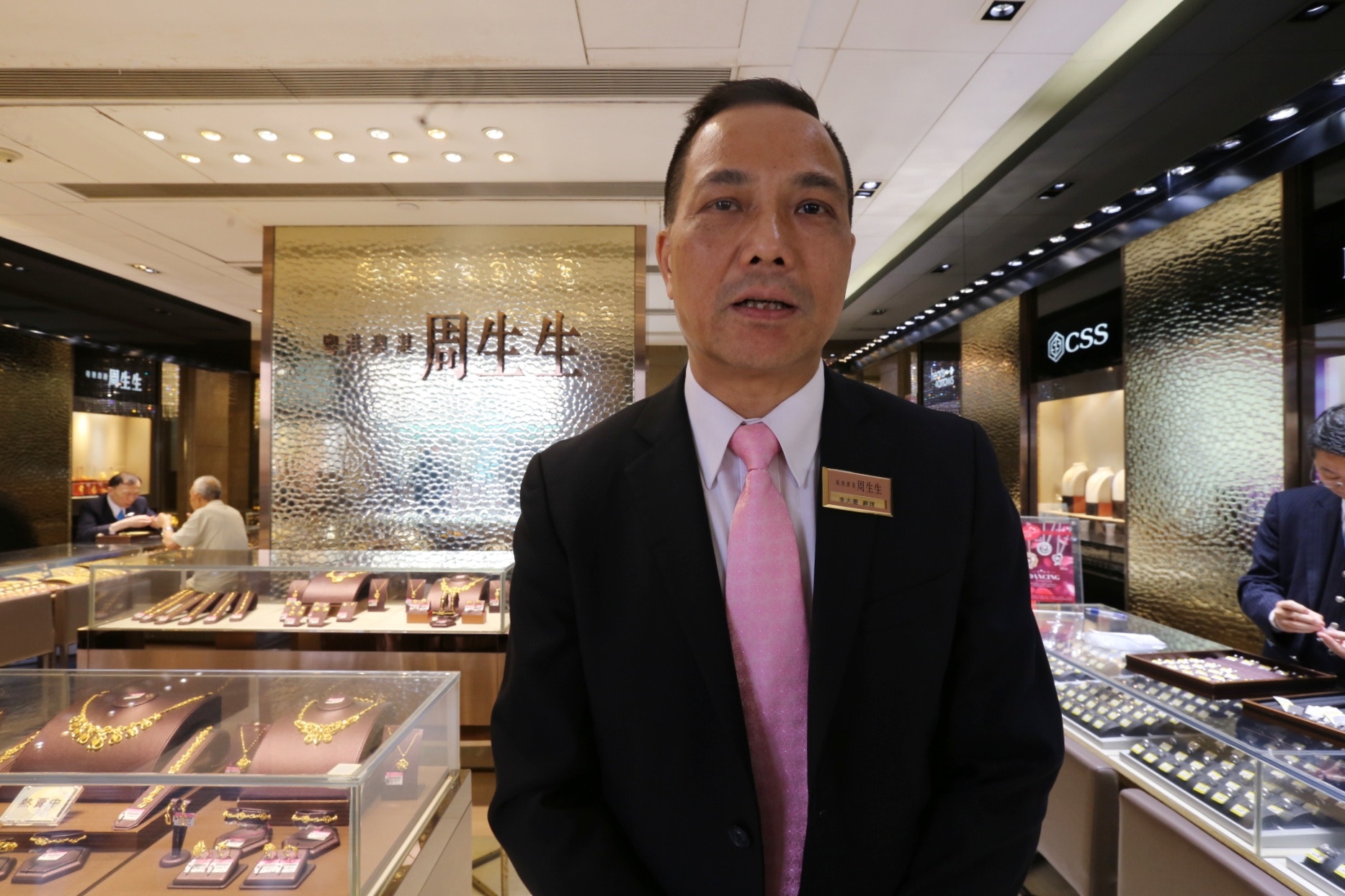 周生生經理李志華仔細描述91年葉繼歡持械行劫物華街店舖的經過。　（洪琦琦攝）