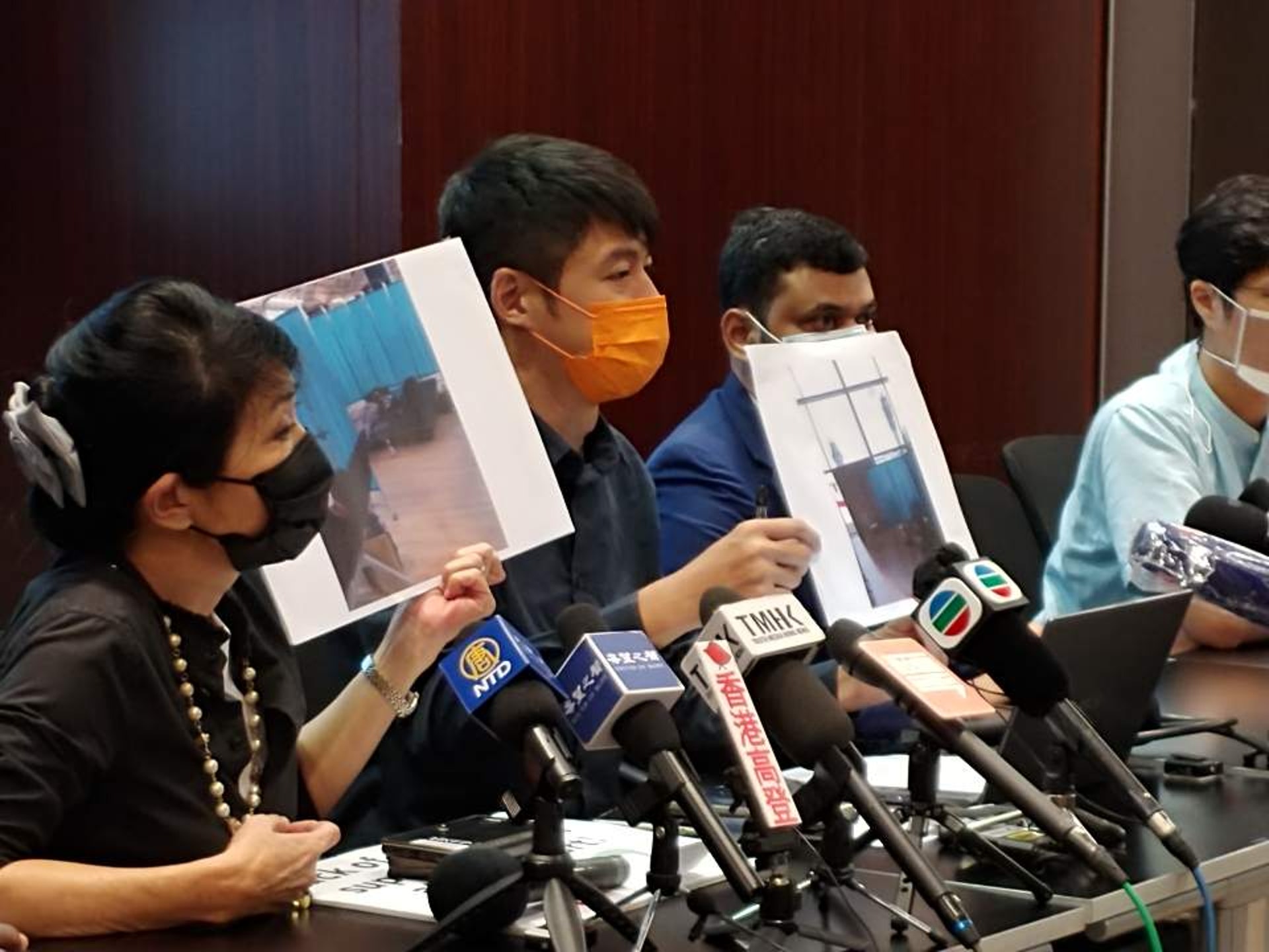 尖沙咀區議員陳嘉朗指,他早前接到少數族裔人士Mr. Ahamad求助,因為太太及兩位小童被扣留在機場接受檢疫,但沒有清真食物提供。(周禮希攝) 尖沙咀區議員陳嘉朗指,他早前接到少數族裔人士Mr. Ahamad求助,因為太太及兩位小童被扣留在機場接受檢疫,但沒有清真食物提供。(周禮希攝)