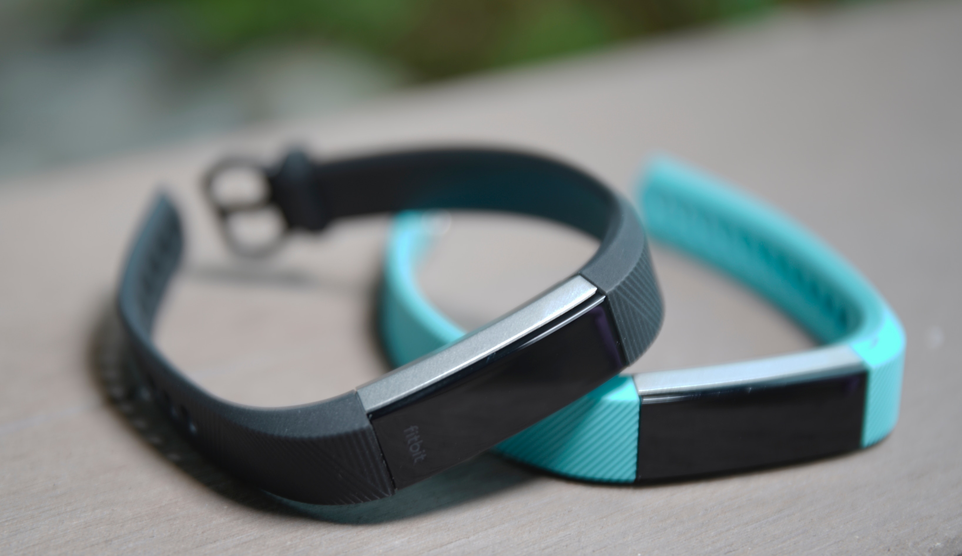 Fitbit Alta HR兩代比拼：增心跳感應、深度分析睡眠質素