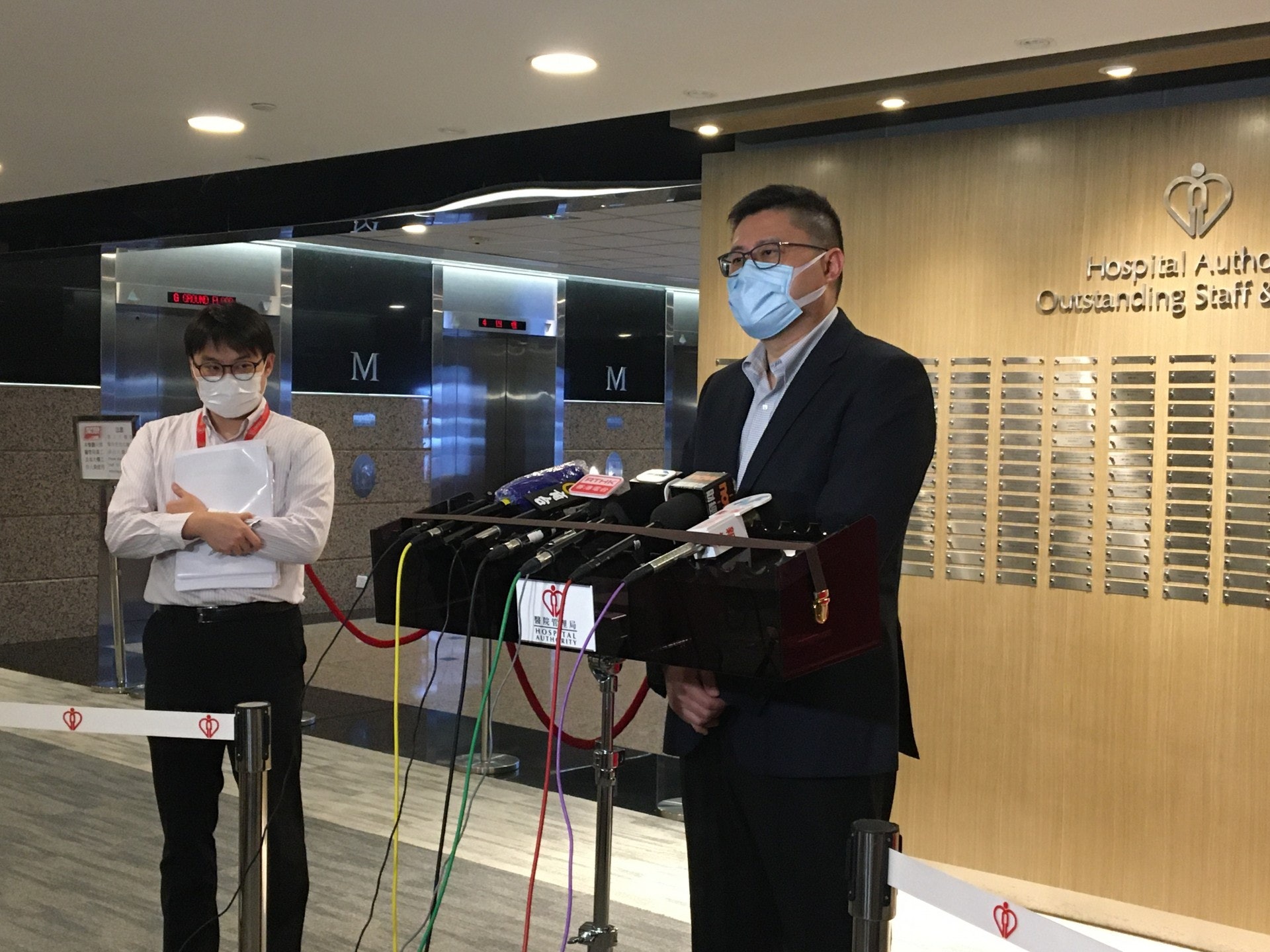 港府委託內地團隊,在亞洲國際博覽館鄰近土地興建臨時醫院。醫管局總行政經理(聯網運作)張子峯今日(22日)表示,醫管局同事有參與建築部份,料臨時醫院能提供供氧、打針及吊藥等治療。(李恩慈攝) 港府委託內地團隊,在亞洲國際博覽館鄰近土地興建臨時醫院。醫管局總行政經理(聯網運作)張子峯今日(22日)表示,醫管局同事有參與建築部份,料臨時醫院能提供供氧、打針及吊藥等治療。(李恩慈攝)