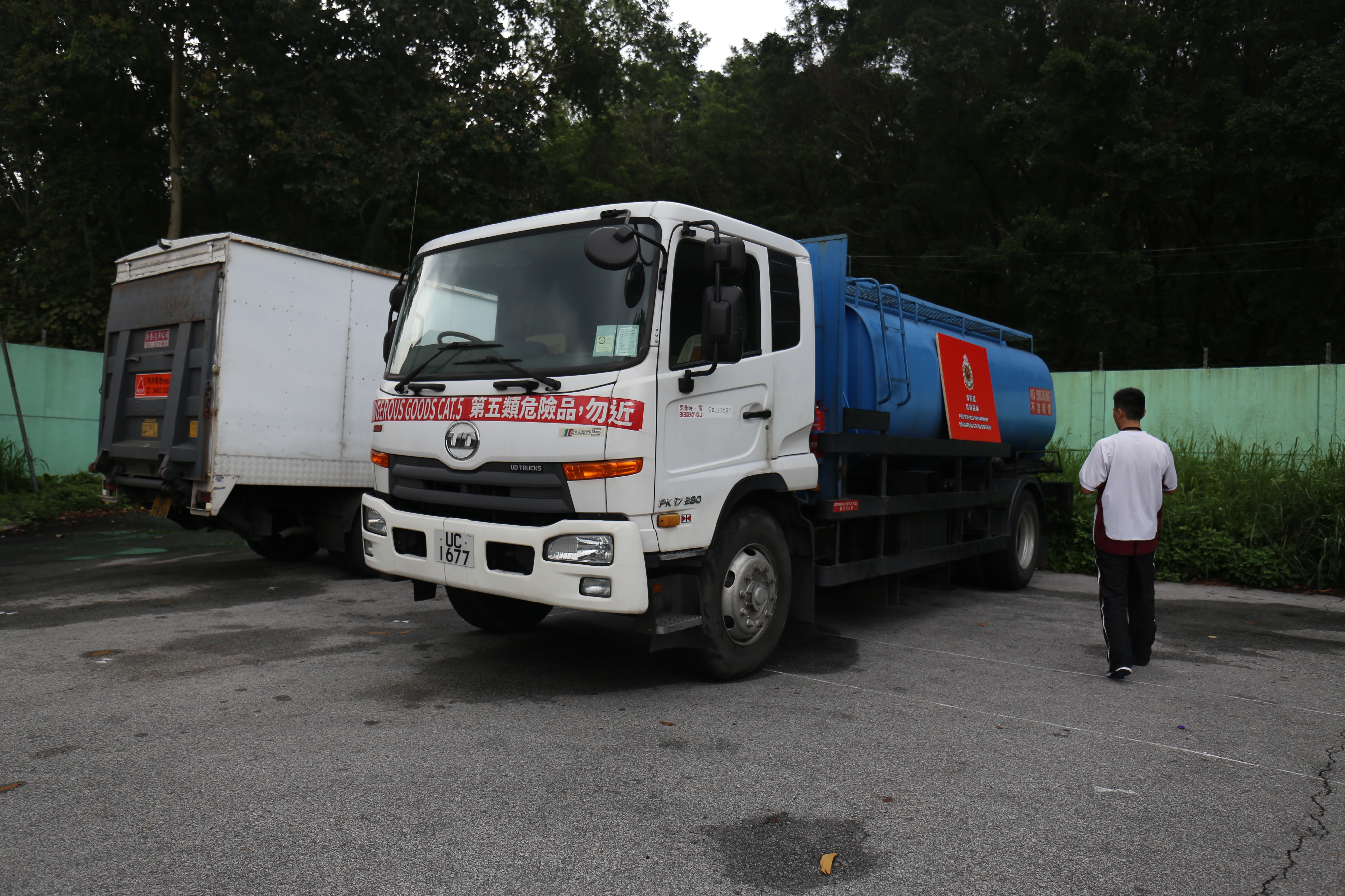 非法油站 貨車儲五千升汽油替車加油消防大埔截車拘一男子