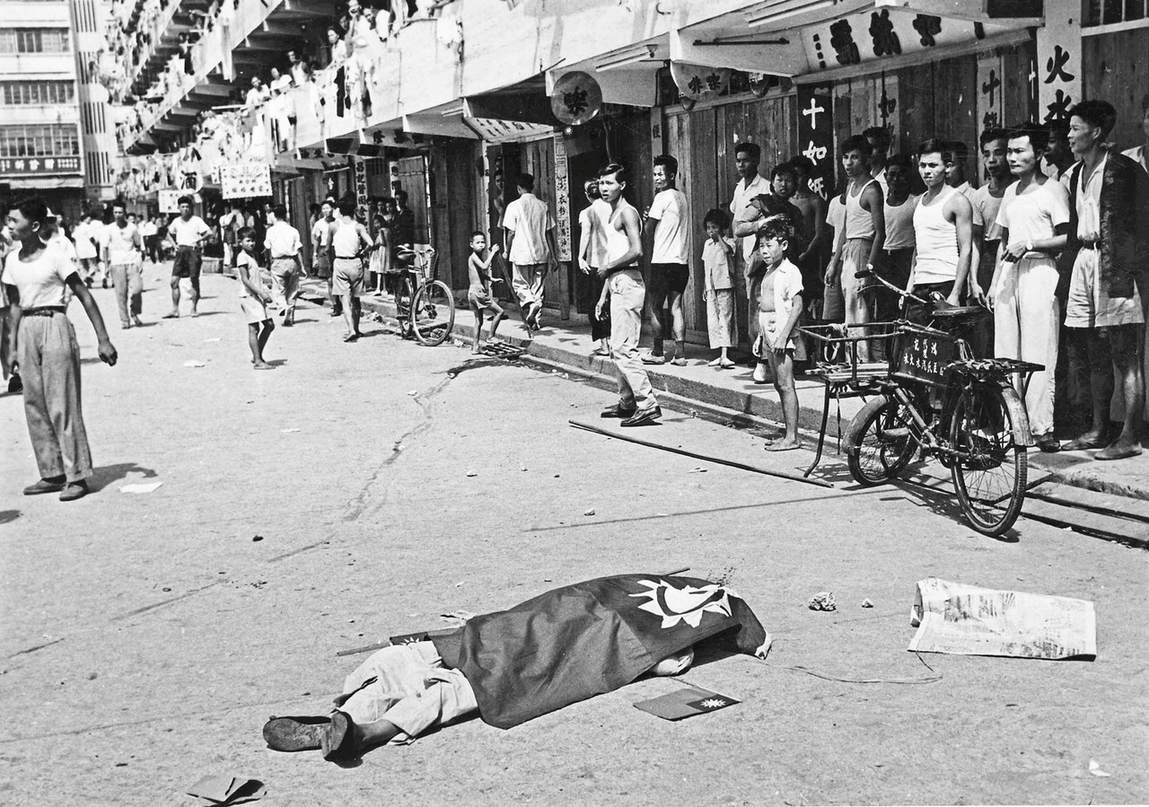 1956「雙十暴動」等騷動引致多人傷亡,可見左右派的鬥爭不單只在兩岸之間,更直接影響香港安全 1956「雙十暴動」等騷動引致多人傷亡,可見左右派的鬥爭不單只在兩岸之間,更直接影響香港安全
