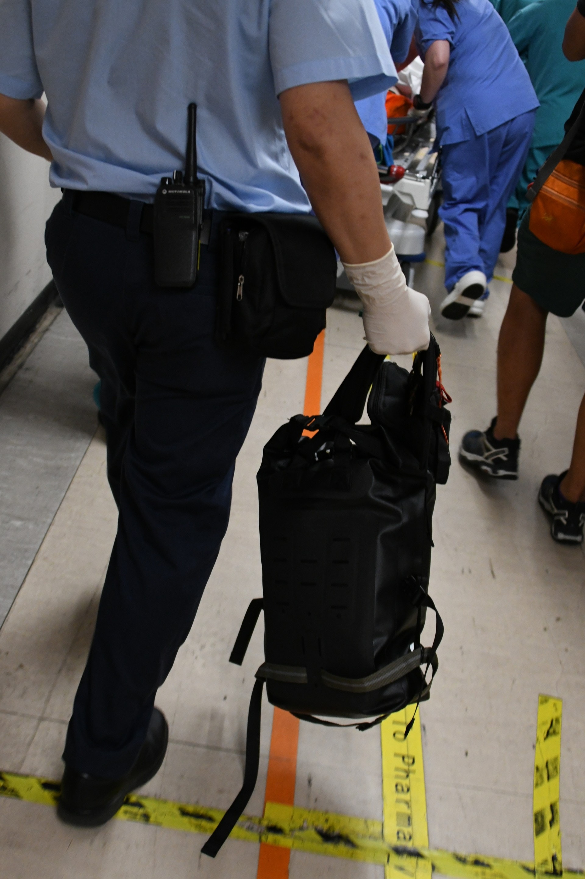 警員檢獲一個背包，據知事發時男事主與另外2名朋友行山，他們計劃前往雞公山。