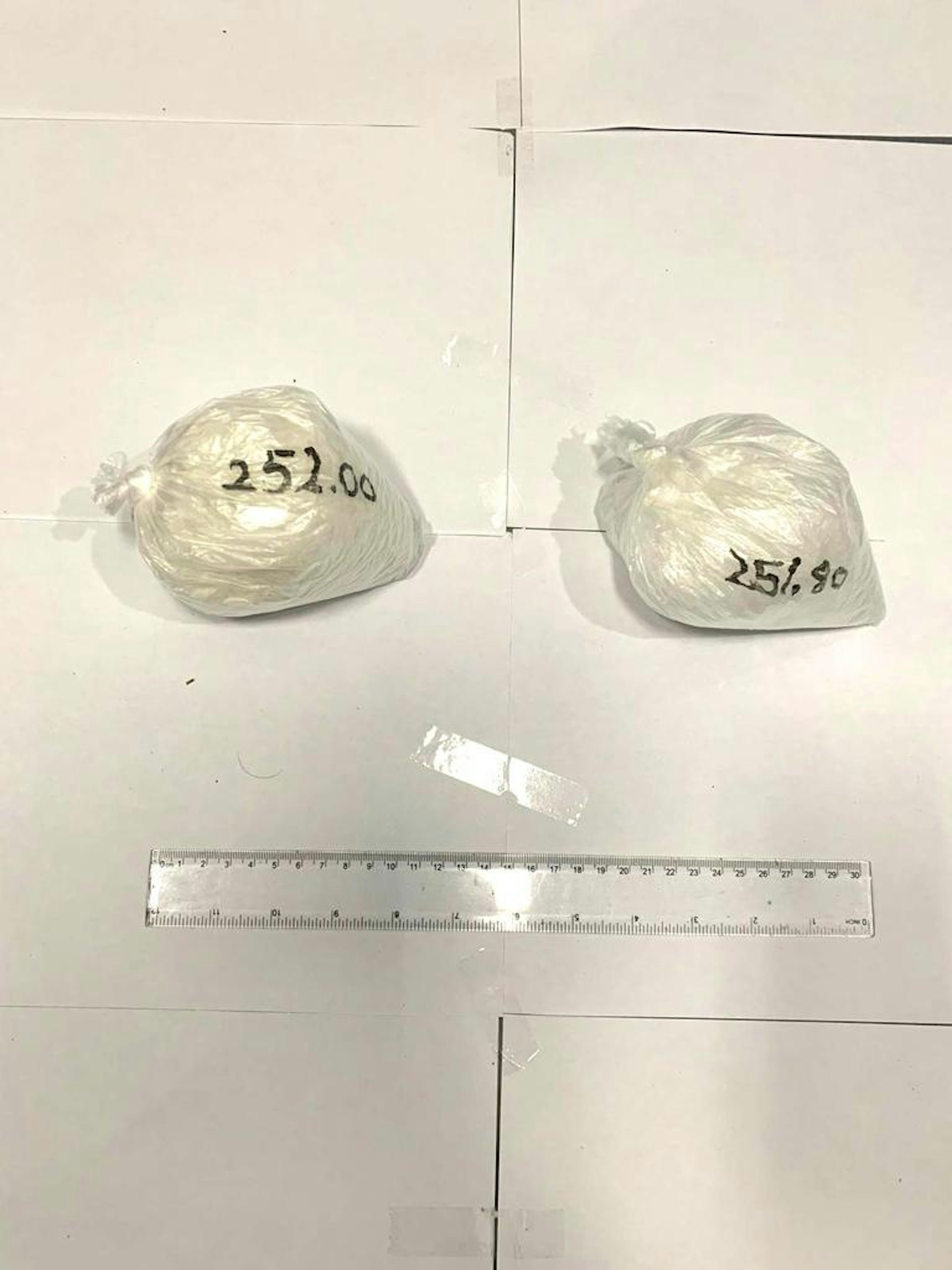 警方在26歲姓曾男子身上搜出約500克懷疑冰毒。警員其後再搜查該名男子於酒店租住的房間,並檢獲約780克懷疑海洛英、約75克懷疑冰毒、一個電子磅及一批懷疑毒品包裝工具。行動中檢獲的毒品市值約150萬元。(警方提供圖片) 警方在26歲姓曾男子身上搜出約500克懷疑冰毒。警員其後再搜查該名男子於酒店租住的房間,並檢獲約780克懷疑海洛英、約75克懷疑冰毒、一個電子磅及一批懷疑毒品包裝工具。行動中檢獲的毒品市值約150萬元。(警方提供圖片)