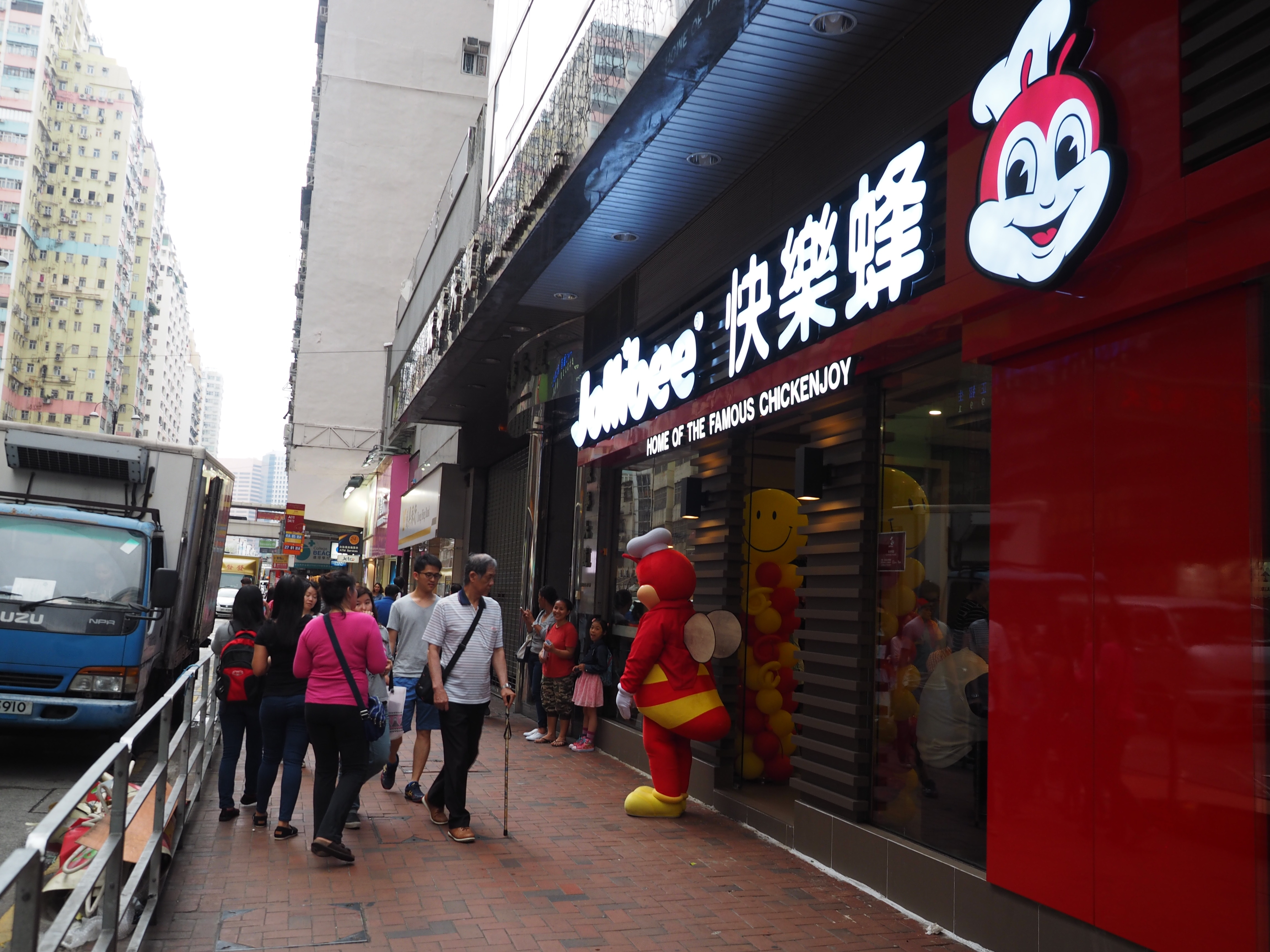 專賣炸雞的菲律賓連鎖快餐店Jollibee（快樂蜂）於本周三在北角開設香港第四間分店。（顏寧攝）
