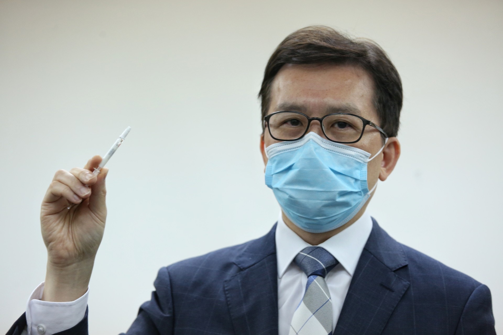 崔俊明表示，當政府及醫療機構需緊急使用未註冊的藥物時，藥廠就可受條款保障，免除責任（資料圖片／張浩維攝）