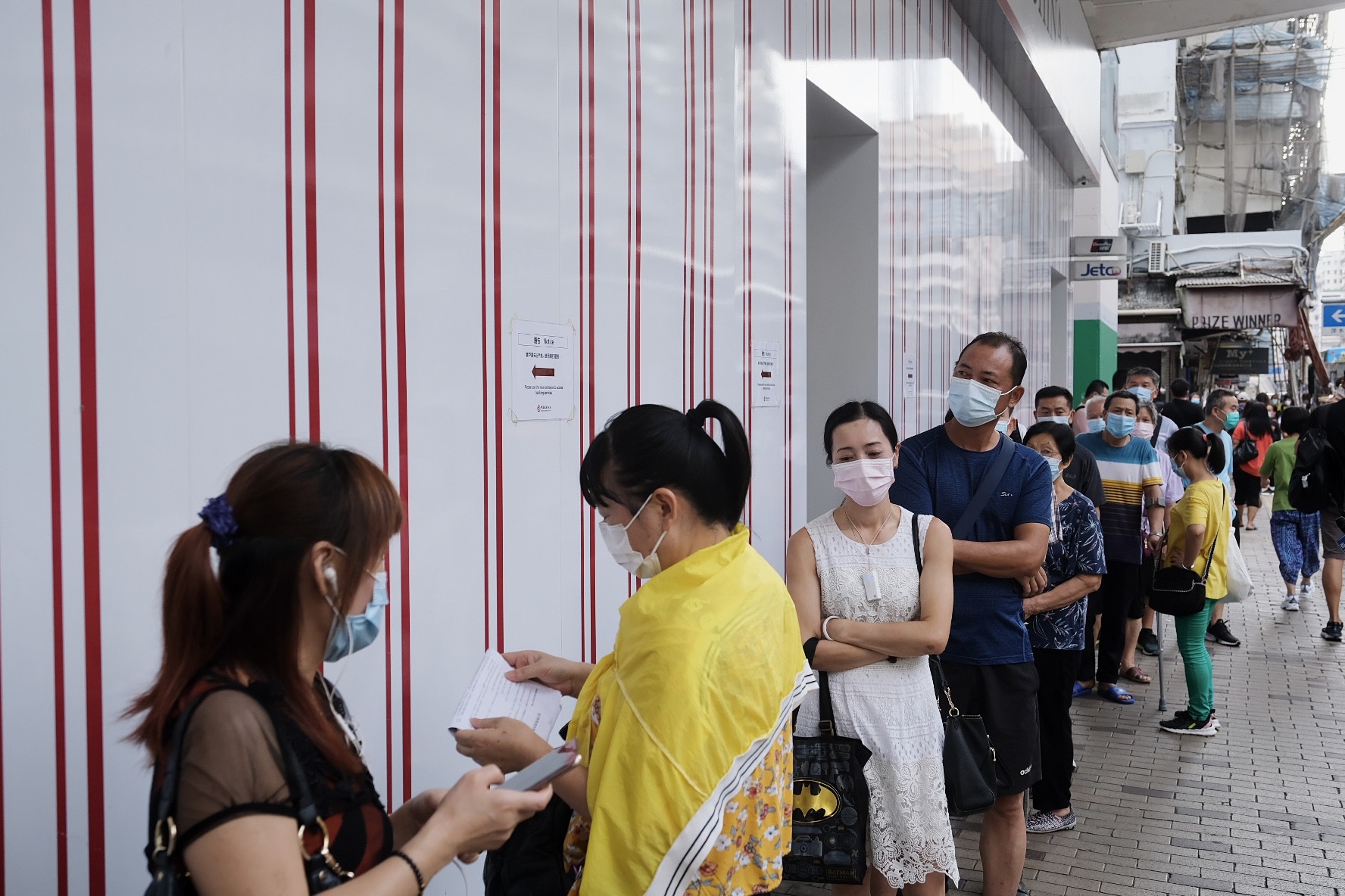 銀行開門前廿分鐘已有大約十人在等候，開門前一刻人龍大約有二十至三十人。（歐嘉樂攝）
