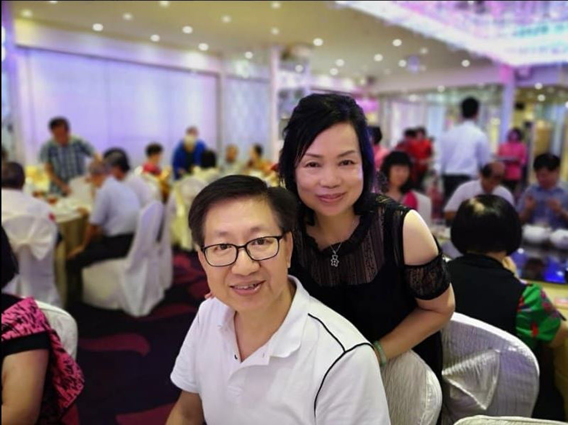 女死者張燕琼與么鳳家族成員朱偉坤倒臥利景酒店,朱身亡,但張獲救,張後被控謀殺,但在拘留等候審訊時身亡。(資料圖片) 女死者張燕琼與么鳳家族成員朱偉坤倒臥利景酒店,朱身亡,但張獲救,張後被控謀殺,但在拘留等候審訊時身亡。(資料圖片)