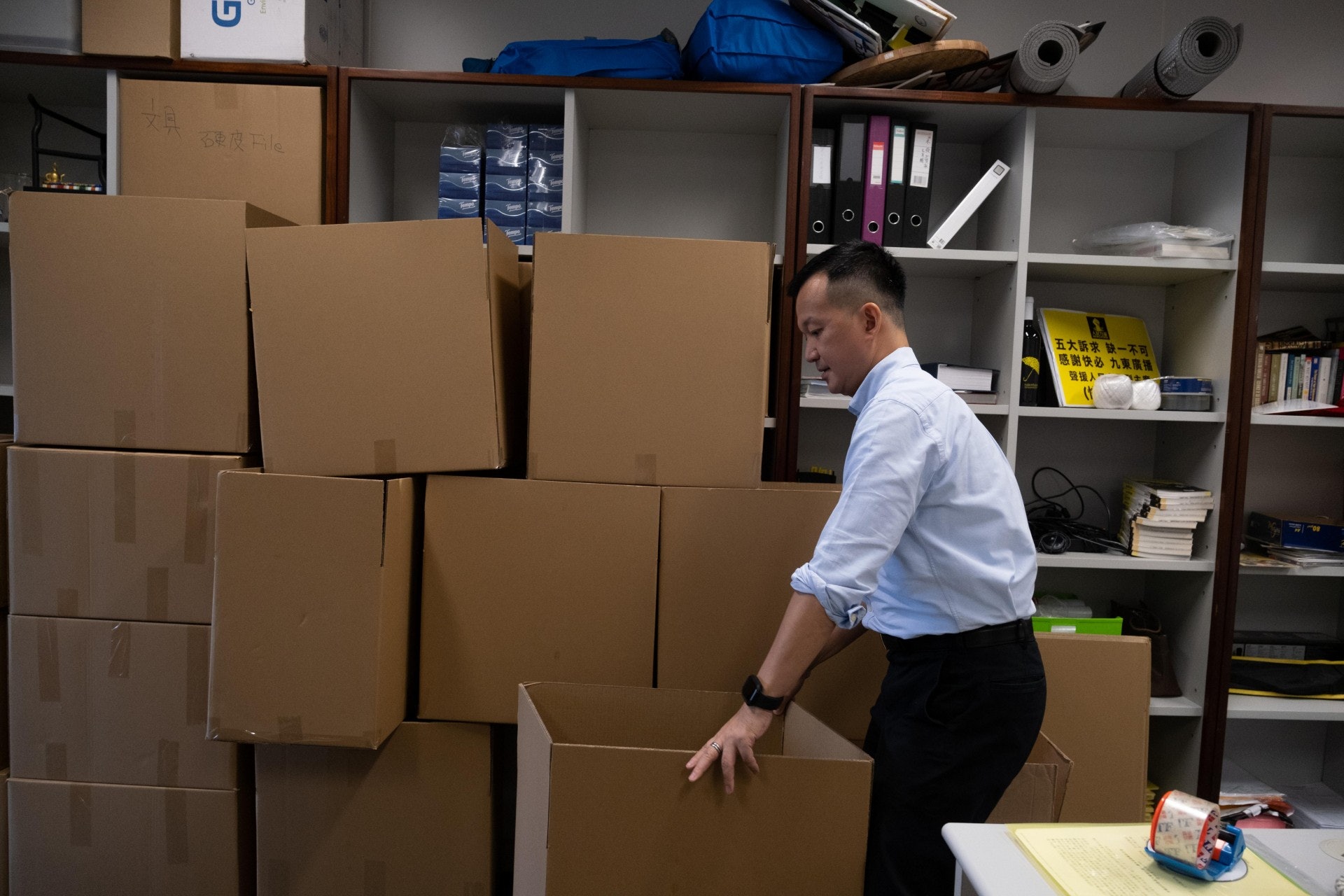 陳志全在收拾辦公室期間接受訪問。(梁鵬威攝) 陳志全在收拾辦公室期間接受訪問。(梁鵬威攝)