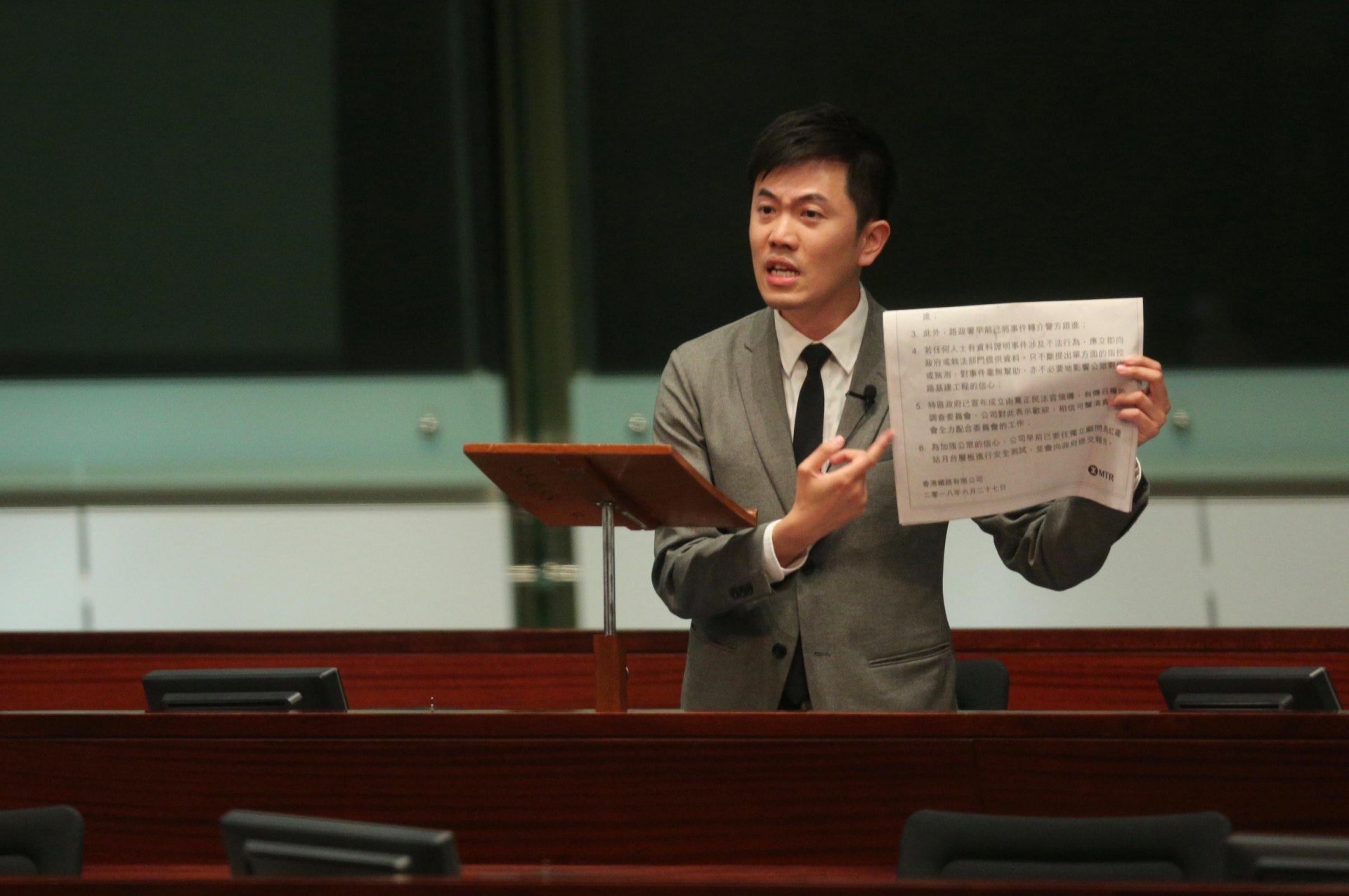 鄭松泰今天(29日)接受《香港01》查詢時表示,按現時結果,泛民直選議員不會全體總辭,他也會按早前的承諾,留任議會一年。(歐嘉樂攝) 鄭松泰今天(29日)接受《香港01》查詢時表示,按現時結果,泛民直選議員不會全體總辭,他也會按早前的承諾,留任議會一年。(歐嘉樂攝)