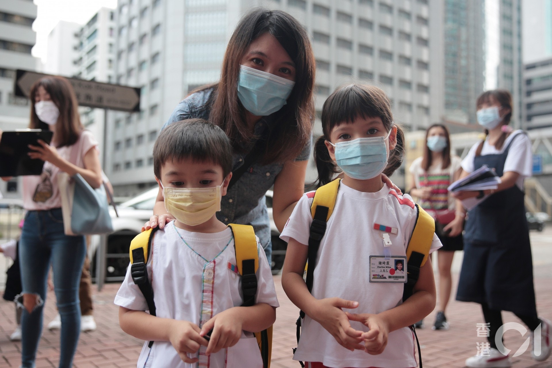 家長謝太笑言對復課感開心,興奮得忘記攜帶子女的視藝功課回校。(李澤彤攝) 家長謝太笑言對復課感開心,興奮得忘記攜帶子女的視藝功課回校。(李澤彤攝)