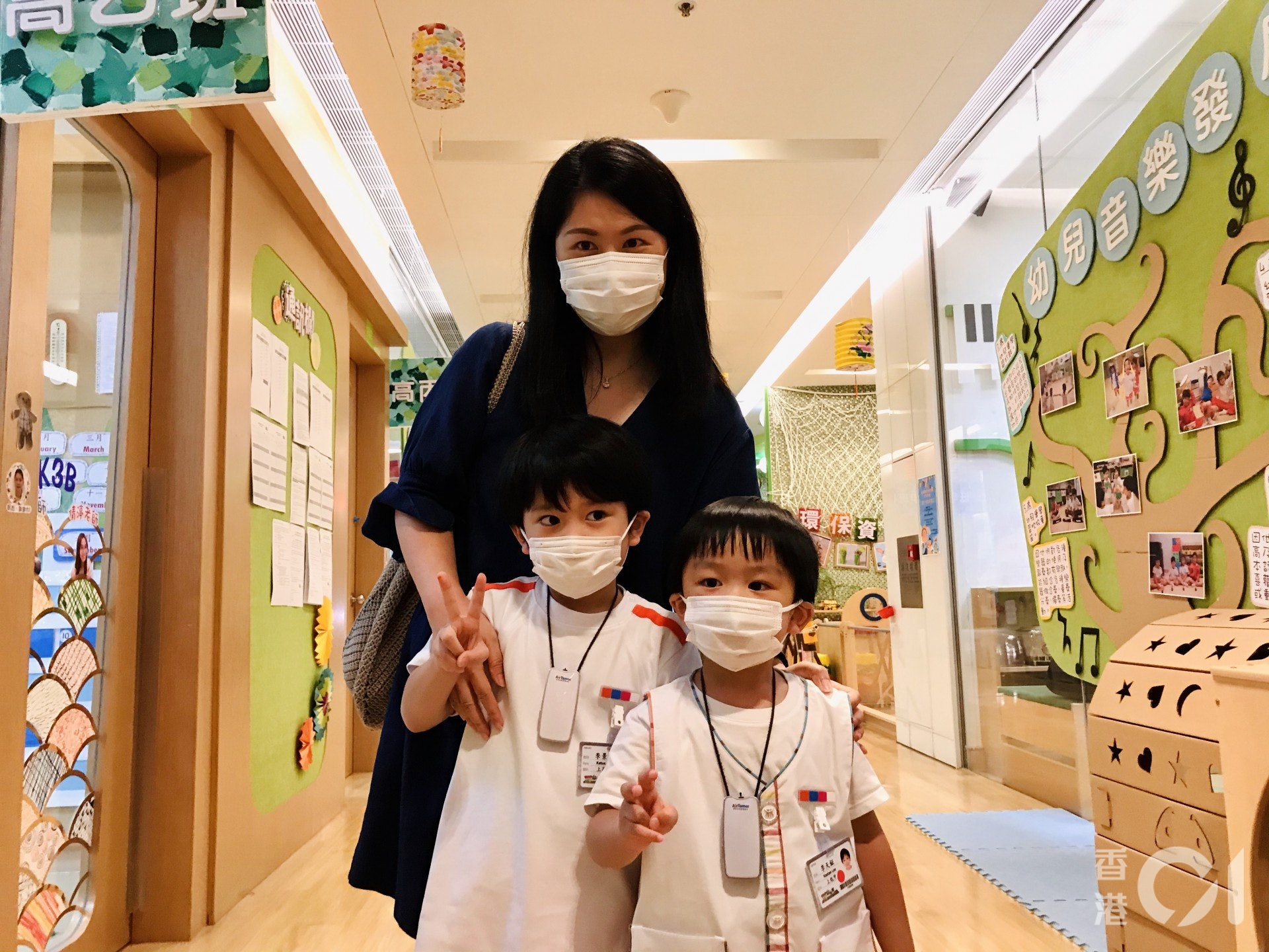 家長李太每月花逾萬元,安排兩名兒子在停課期間上視像興趣班。(鄧穎琳攝) 家長李太每月花逾萬元,安排兩名兒子在停課期間上視像興趣班。(鄧穎琳攝)