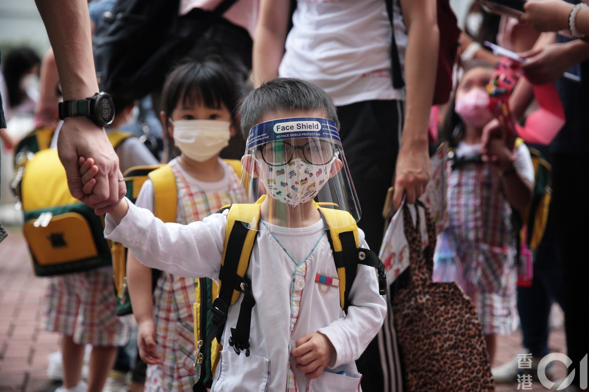 荔枝角道的香港靈糧堂秀德幼稚園門外，今早有不少家長帶著子女回校上課。（李澤彤攝）