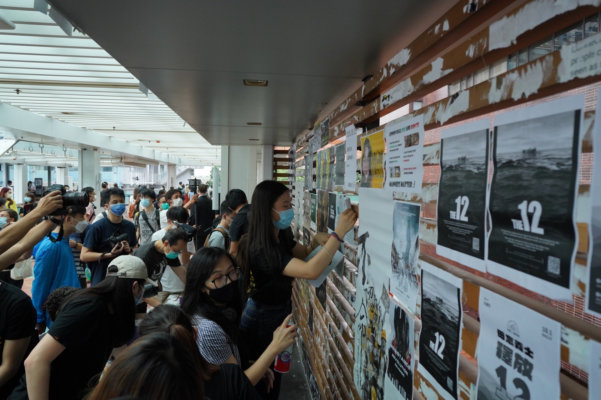 9月28日，港大學生會發起重建連儂牆的活動，強調連儂牆是大學言論自由指標。（高仲明攝）