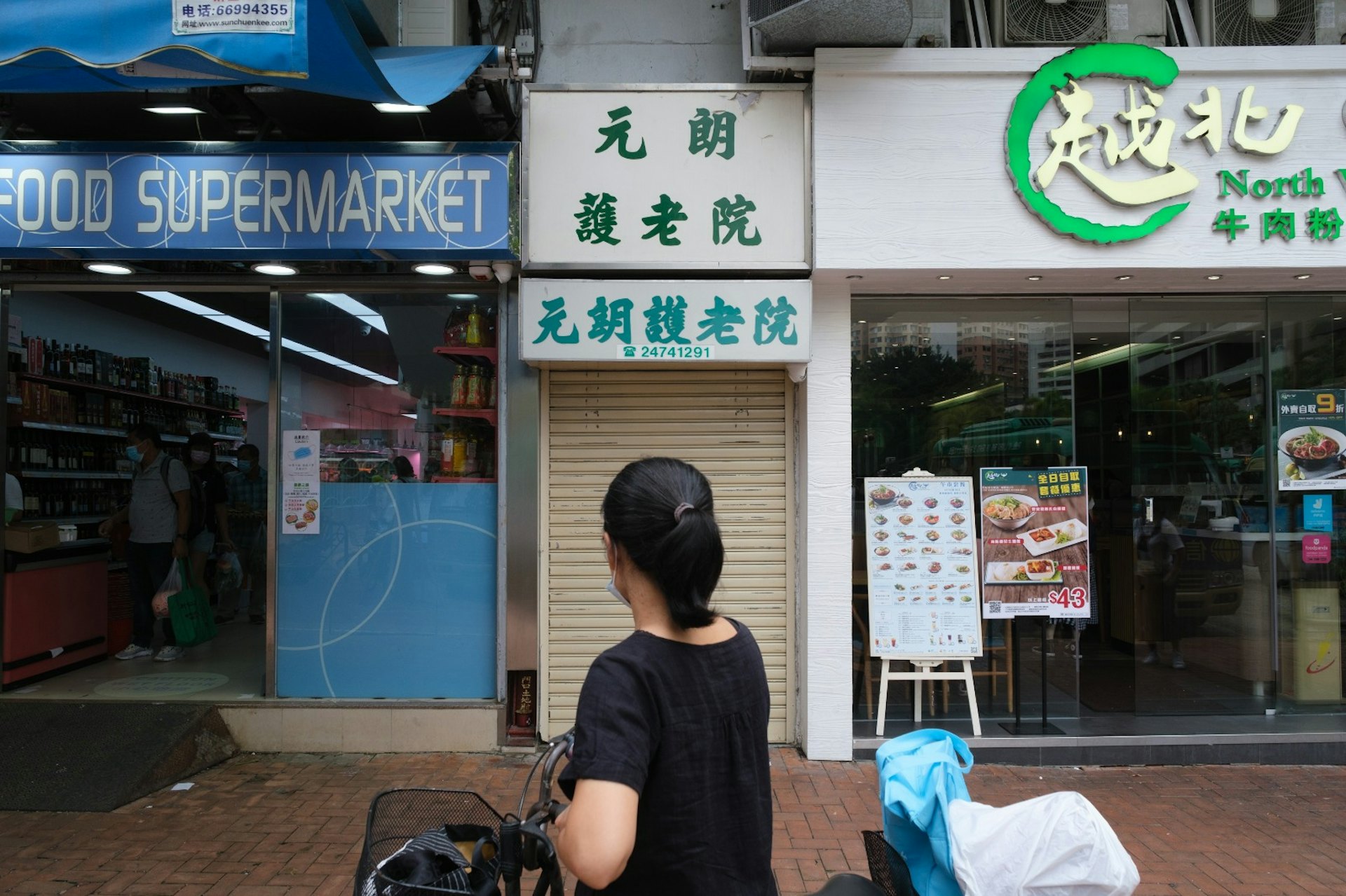 博愛醫院一名71歲女病人初步確診,據指病人是元朗護老院院友。護老院拉下鐵閘,拍門無人應門。(梁鵬威攝) 博愛醫院一名71歲女病人初步確診,據指病人是元朗護老院院友。護老院拉下鐵閘,拍門無人應門。(梁鵬威攝)