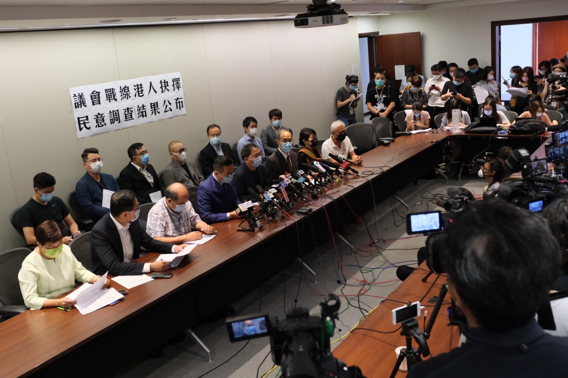 由民主黨委託香港民研進行的民主派去留民調今日（29日）公布結果，根據記者會上公布的數據，在所有2560個樣本中，有36.8%支持留任，53.4%反對；而738名民主派支持者組群中，則有47.1%支持留任，45.8%反對。（盧翊銘攝）