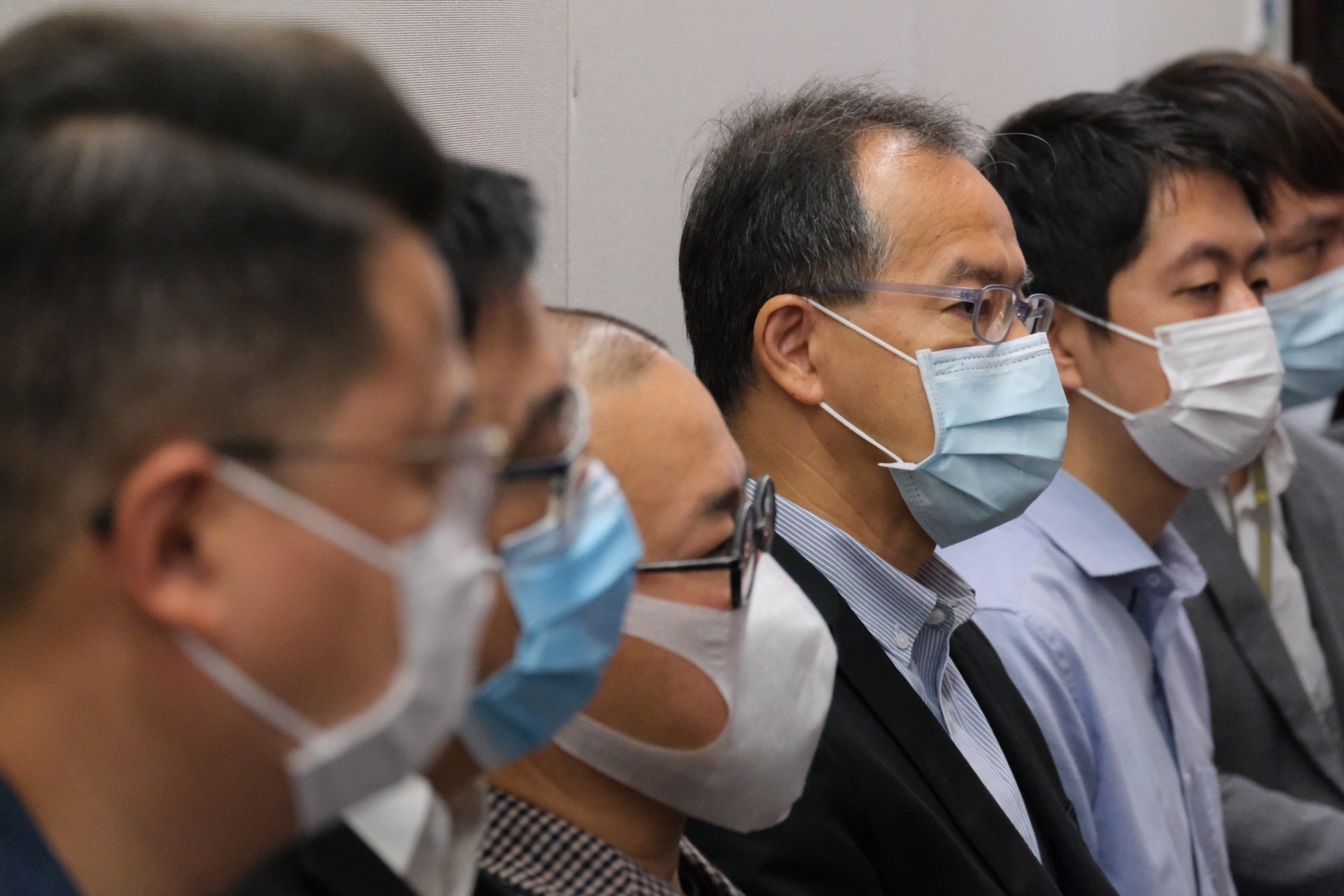 在所有樣本中，傾向民主派的受訪者，支持留任的為43.9%，反對的為48.1%；中間派支持的是35%，反對的是54.4%；傾各建制派支持的有18.3%，反對的有72.5%。整體而言各個政治板塊的支持者同時傾向泛民離任。（盧翊銘攝）