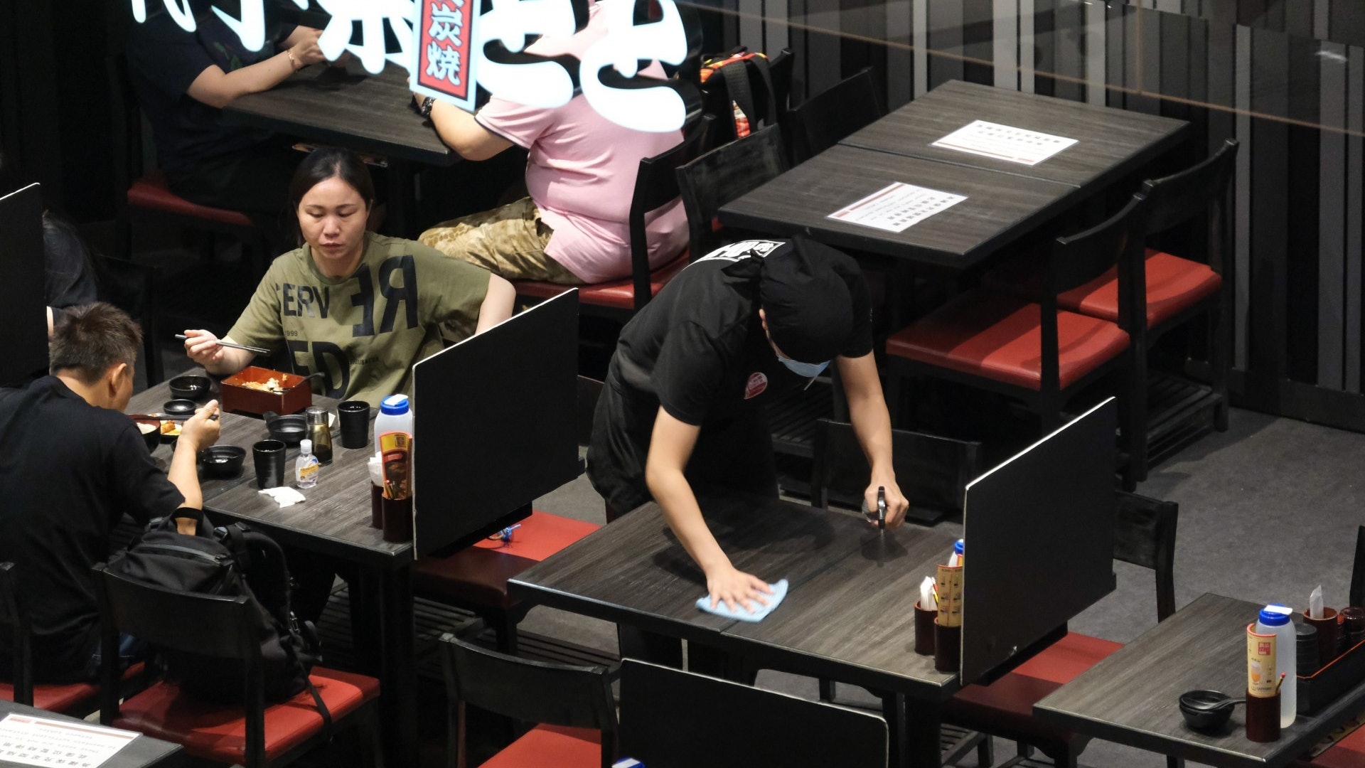 新冠肺炎|超過4人一桌隨時被票控 飲食界:中秋預訂多要求孖枱 新冠肺炎|超過4人一桌隨時被票控 飲食界:中秋預訂多要求孖枱