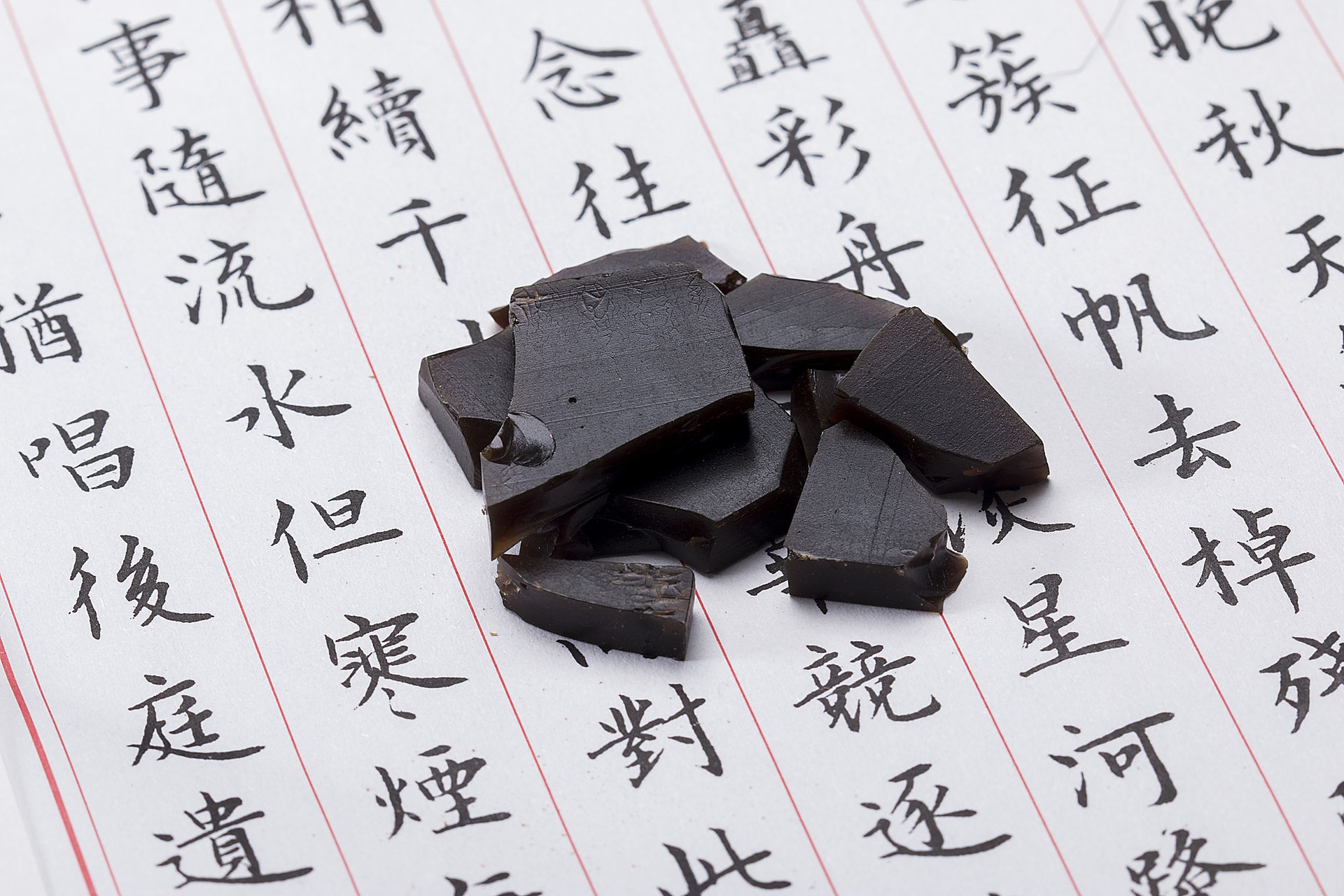 阿膠是中國傳統中藥之一,是驢皮混合十幾種材料後反覆煎煮濃縮而成的動物膠。(視覺中國)
