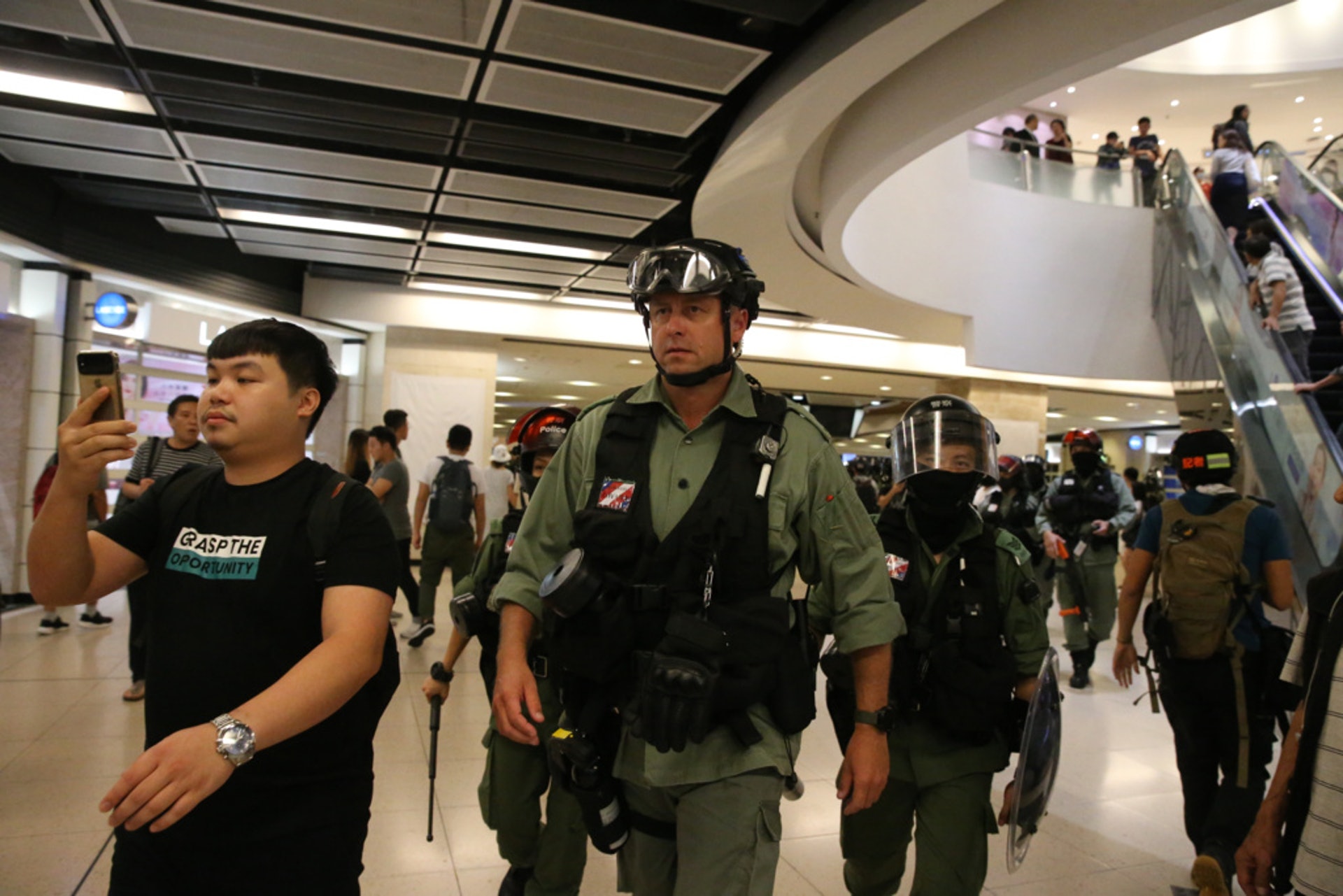 助理處長陶輝因執行與社會事件相關工作的表現,獲頒行政長官公共服務獎狀。(資料圖片/盧翊銘攝) 助理處長陶輝因執行與社會事件相關工作的表現,獲頒行政長官公共服務獎狀。(資料圖片/盧翊銘攝)