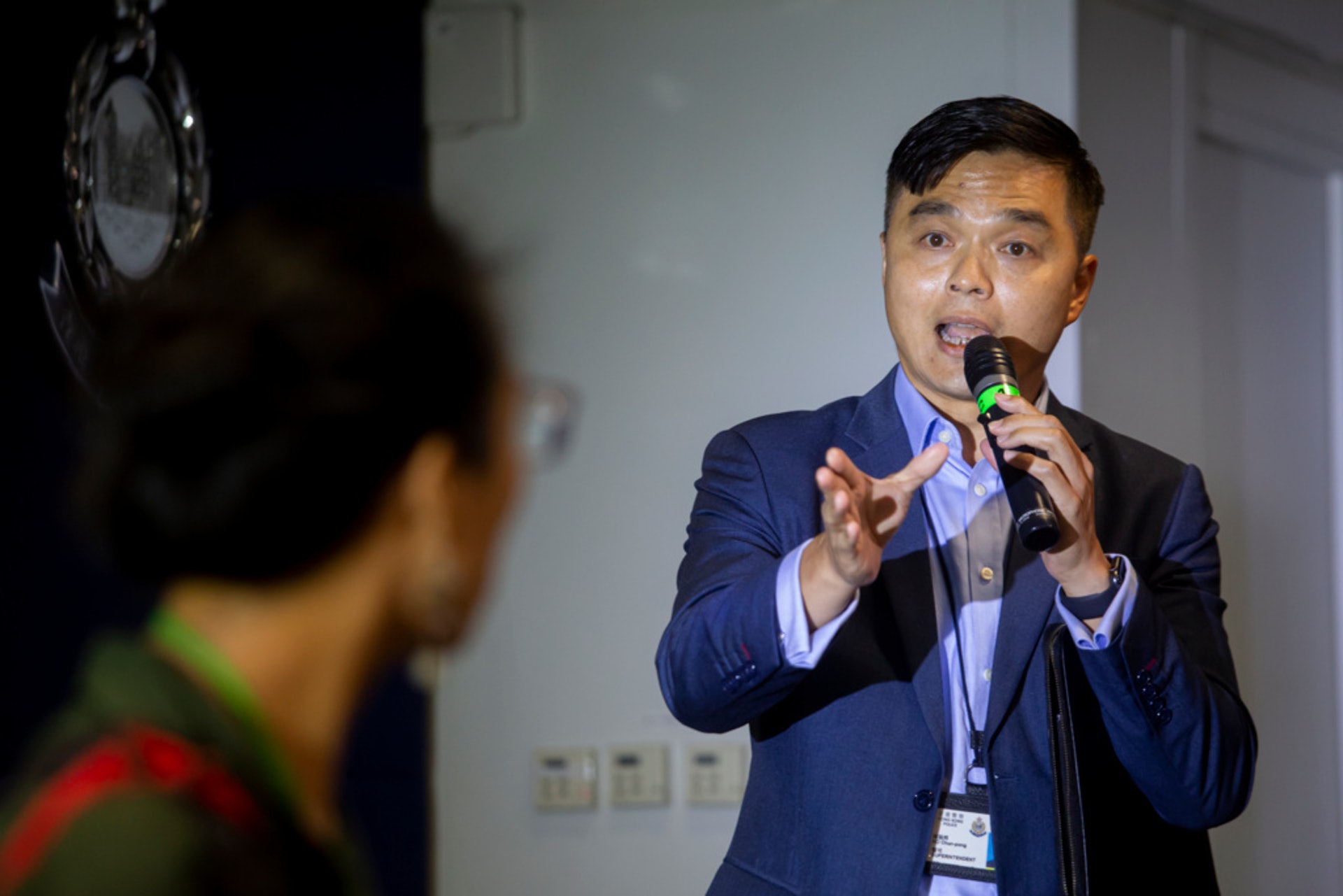 在運動期間主持警察記者會的警司高振邦因執行與社會事件相關工作的表現,獲頒行政長官公共服務獎狀。(資料圖片/張浩維攝) 在運動期間主持警察記者會的警司高振邦因執行與社會事件相關工作的表現,獲頒行政長官公共服務獎狀。(資料圖片/張浩維攝)