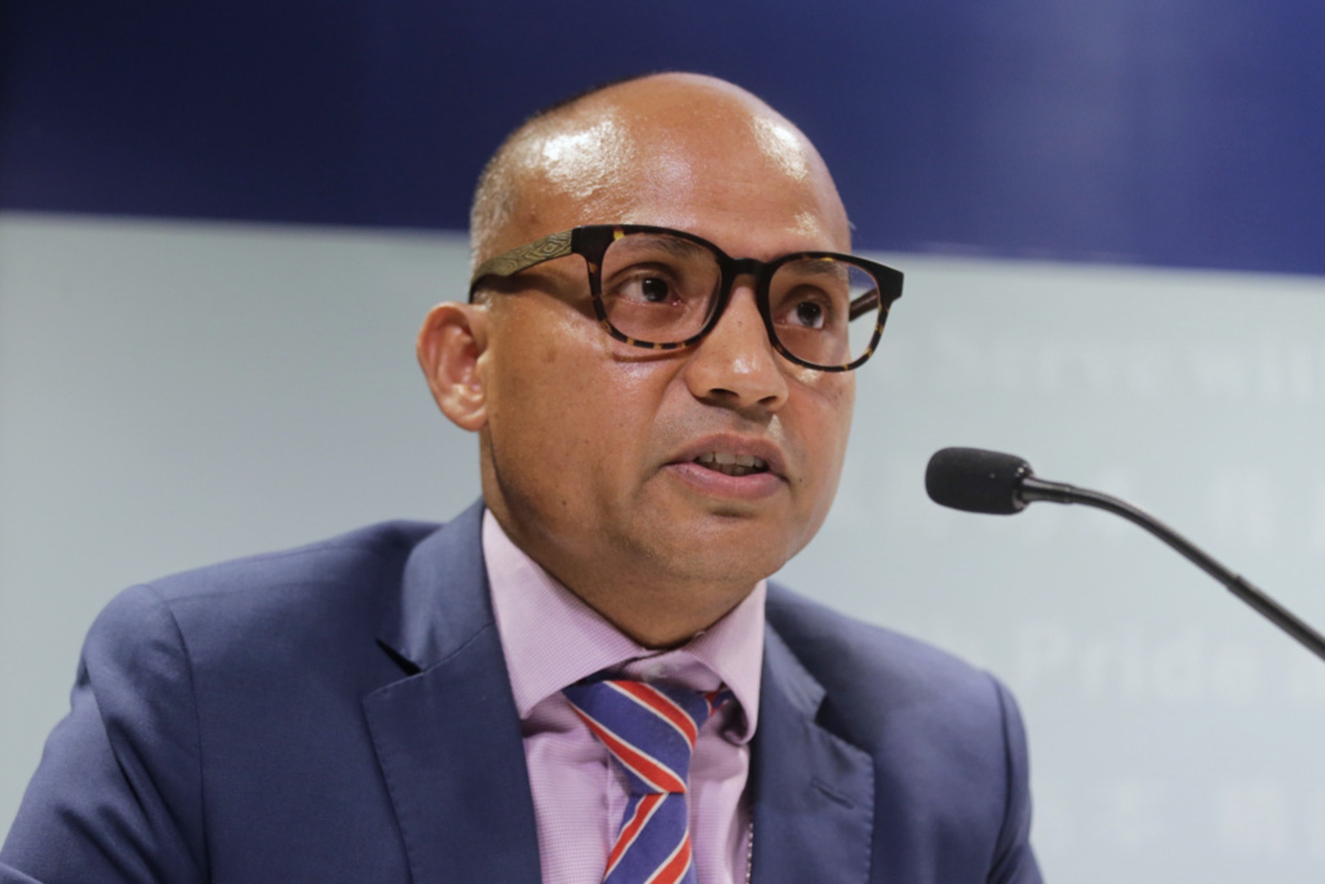 在運動期間主持警察記者會的莫俊傑因執行與社會事件相關工作的表現,獲頒行政長官公共服務獎狀。去年10.20九龍遊行演變成多區示威衝突,警方水炮車在尖沙咀進行驅散時一度向九龍清真寺噴射藍色水劑,本身是巴基斯坦裔的網絡安全科技罪案調查科警司莫俊傑表示,警方的目的「好清晰係保護清真寺」。(資料圖片) 在運動期間主持警察記者會的莫俊傑因執行與社會事件相關工作的表現,獲頒行政長官公共服務獎狀。去年10.20九龍遊行演變成多區示威衝突,警方水炮車在尖沙咀進行驅散時一度向九龍清真寺噴射藍色水劑,本身是巴基斯坦裔的網絡安全科技罪案調查科警司莫俊傑表示,警方的目的「好清晰係保護清真寺」。(資料圖片)