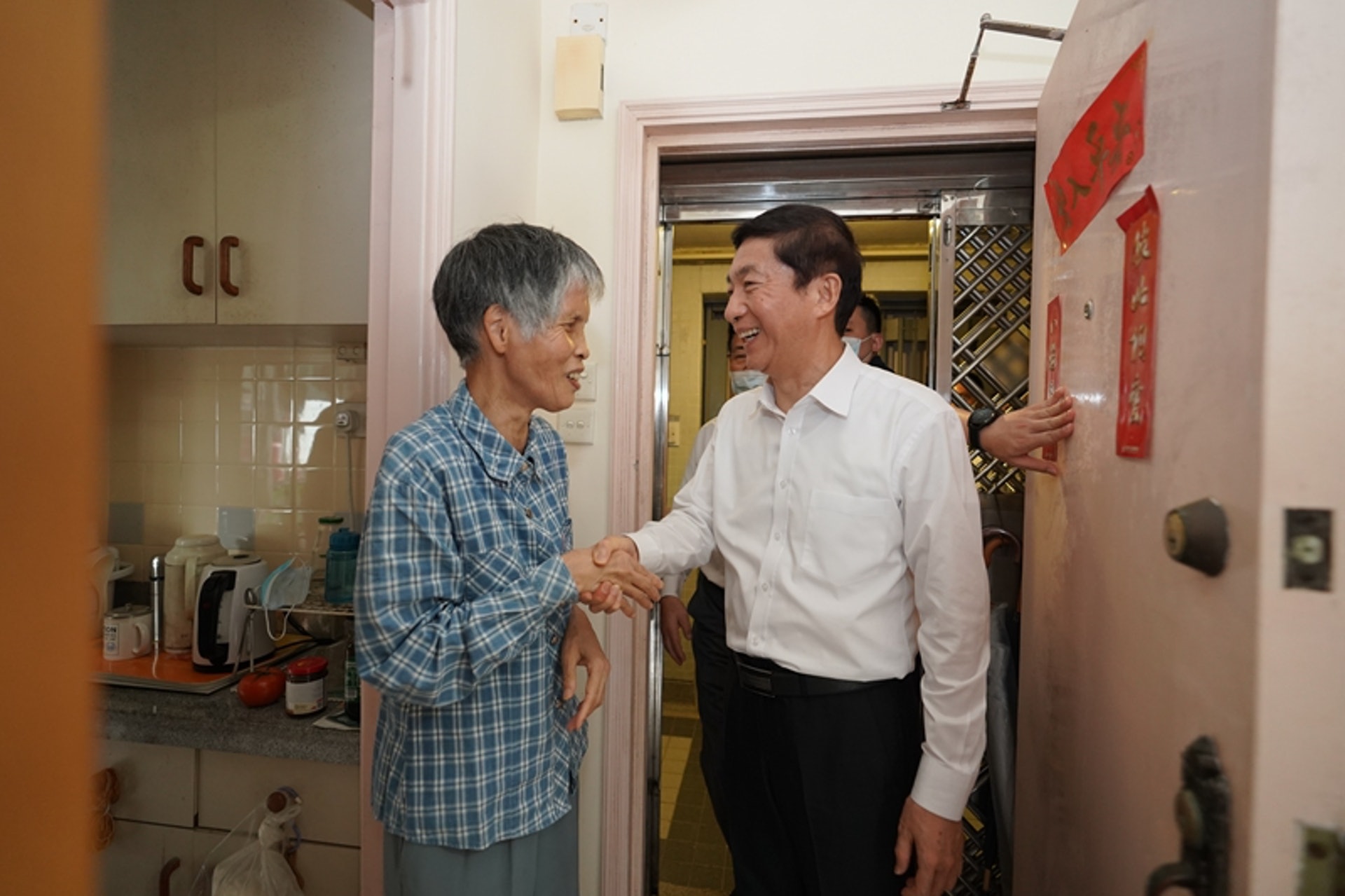 2020年10月1日,駱惠寧到訪港島小西灣74歲吳璧嫻家中,吳婆婆將省吃儉用存下的11萬元積蓄轉交中聯辦,以支持抗疫工作。(中聯辦圖片) 2020年10月1日,駱惠寧到訪港島小西灣74歲吳璧嫻家中,吳婆婆將省吃儉用存下的11萬元積蓄轉交中聯辦,以支持抗疫工作。(中聯辦圖片)