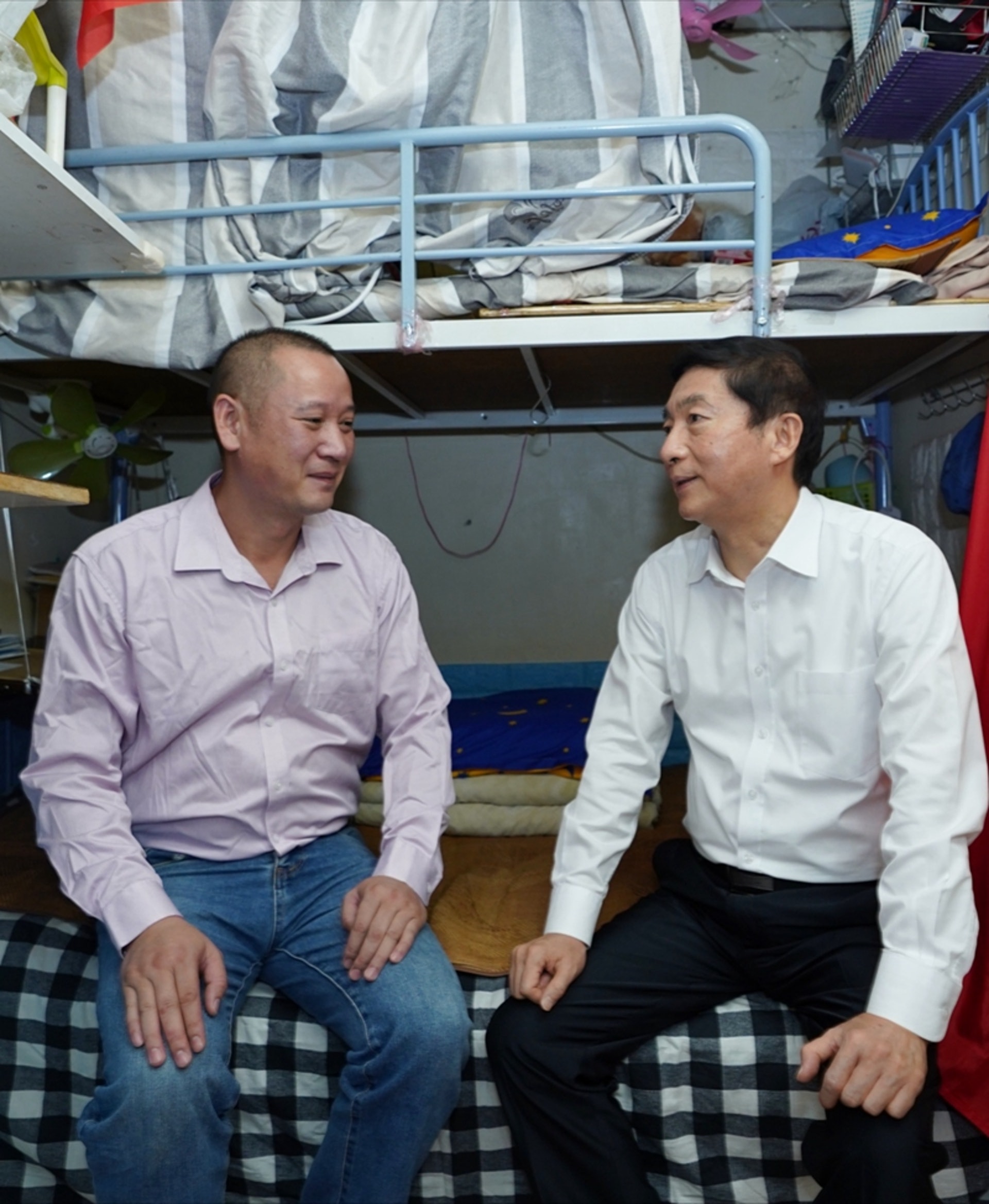 2020年10月1日,駱惠寧到訪九龍深水埗的其中一名劏房戶徐天民家中,徐生現時失業,偶爾打散工,妻子和子女不得已回原籍湖南生活。 (中聯辦圖片) 2020年10月1日,駱惠寧到訪九龍深水埗的其中一名劏房戶徐天民家中,徐生現時失業,偶爾打散工,妻子和子女不得已回原籍湖南生活。 (中聯辦圖片)
