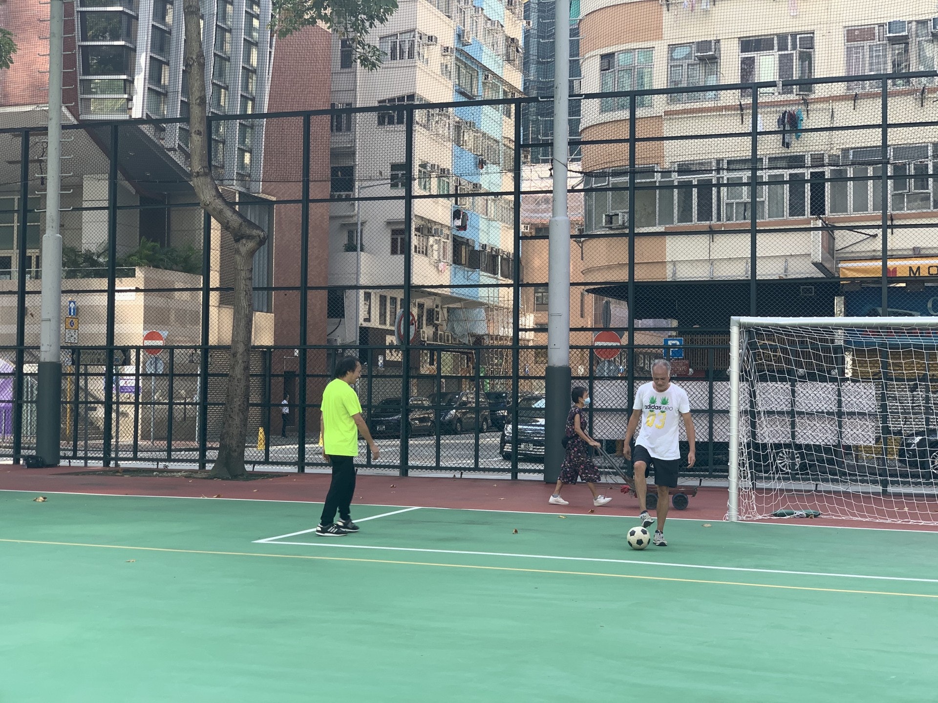 各足球場於2月18日重開,於任何時間進行比賽或對賽訓練時的球員及裁判人數上限,應遵照相關隊際運動的比賽規則。(資料圖片/曾凱欣攝) 各足球場於2月18日重開,於任何時間進行比賽或對賽訓練時的球員及裁判人數上限,應遵照相關隊際運動的比賽規則。(資料圖片/曾凱欣攝)