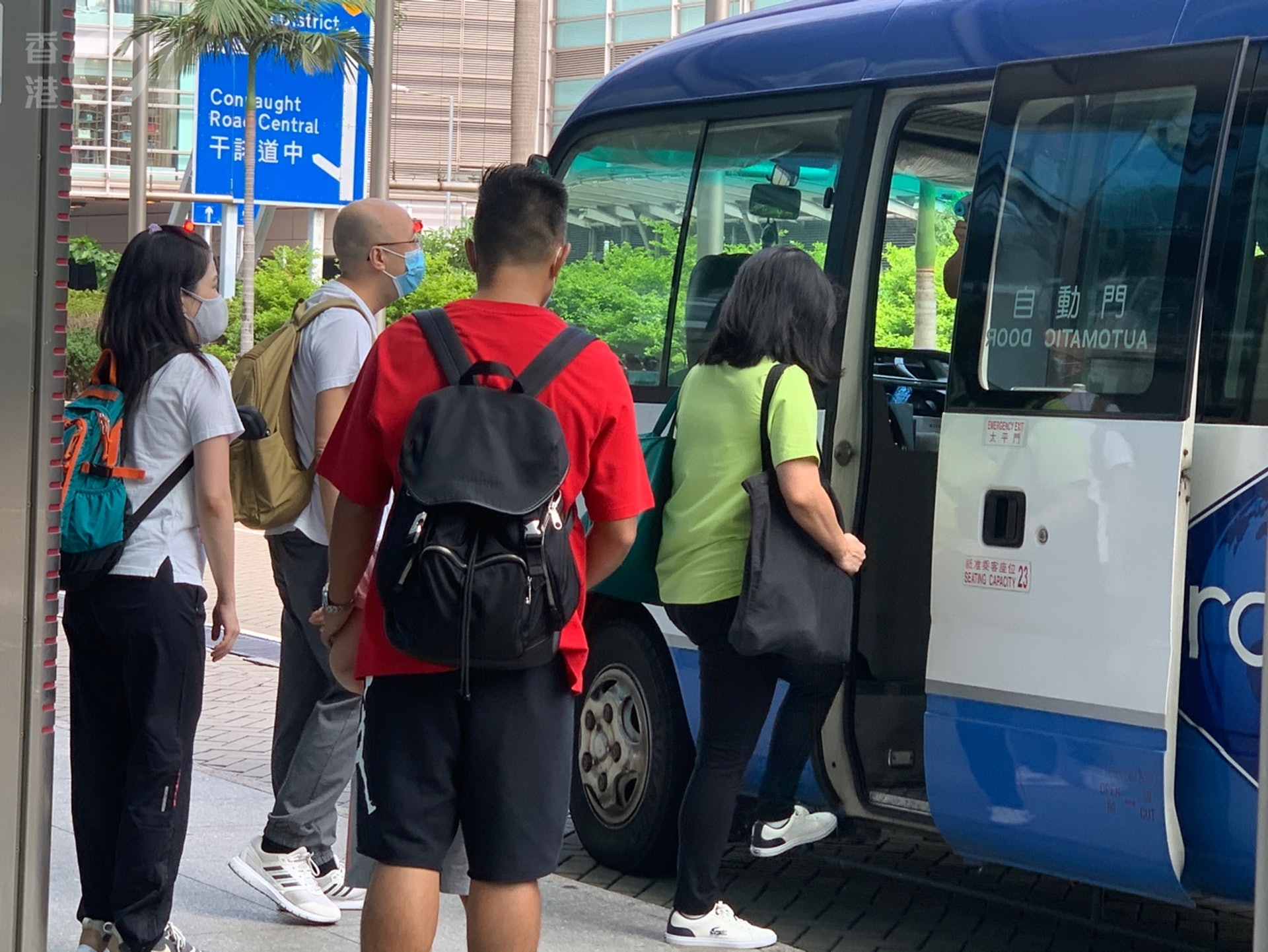 早前因本地疫情較平穩,港府曾一度准許重開本地遊旅行團,吸引不少市民參加,惟疫情轉為嚴峻後,再度叫停。(資料圖片/梁煥敏攝) 早前因本地疫情較平穩,港府曾一度准許重開本地遊旅行團,吸引不少市民參加,惟疫情轉為嚴峻後,再度叫停。(資料圖片/梁煥敏攝)