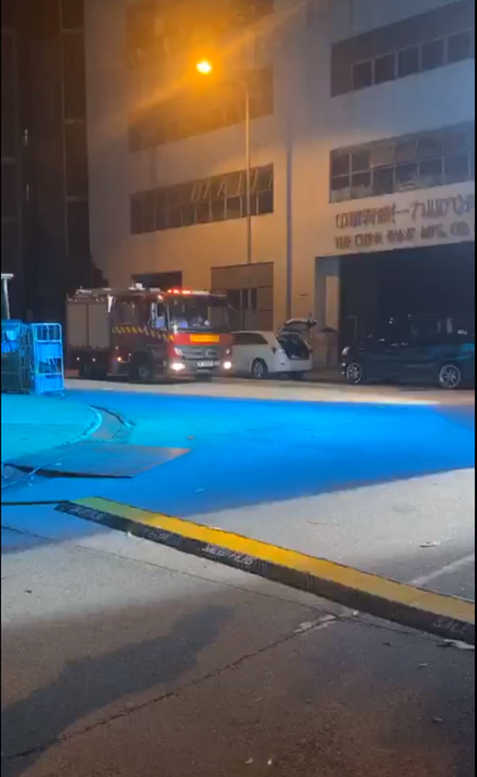 消防於晚上11時071接報,稱有爆炸發生,到場了解事件。(梁衍忻Facebook直播片段截圖) 消防於晚上11時071接報,稱有爆炸發生,到場了解事件。(梁衍忻Facebook直播片段截圖)