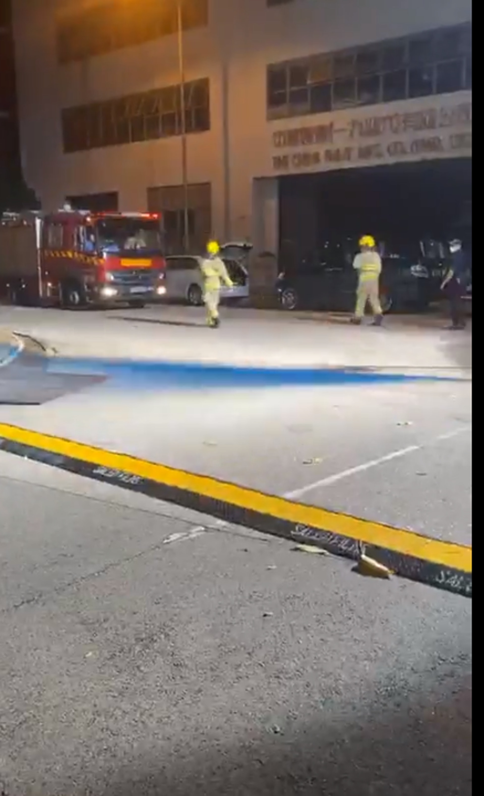 消防於晚上11時071接報,稱有爆炸發生,到場了解事件。(梁衍忻Facebook直播片段截圖) 消防於晚上11時071接報,稱有爆炸發生,到場了解事件。(梁衍忻Facebook直播片段截圖)