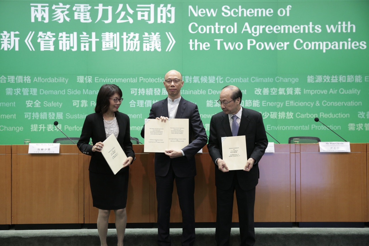 環境局長黃錦星（中）今年4月宣布兩電的准許回報率將下調至8%。（林若勤攝）