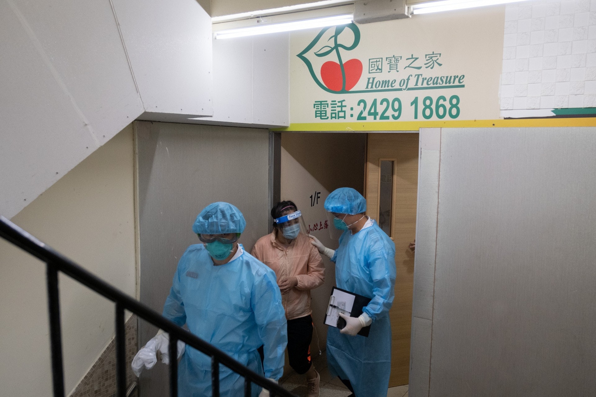 10月7日,葵涌「國寶之家」院舍有院友確診,另有2人初步確診,全院需撤離檢疫。(梁鵬威攝) 10月7日,葵涌「國寶之家」院舍有院友確診,另有2人初步確診,全院需撤離檢疫。(梁鵬威攝)