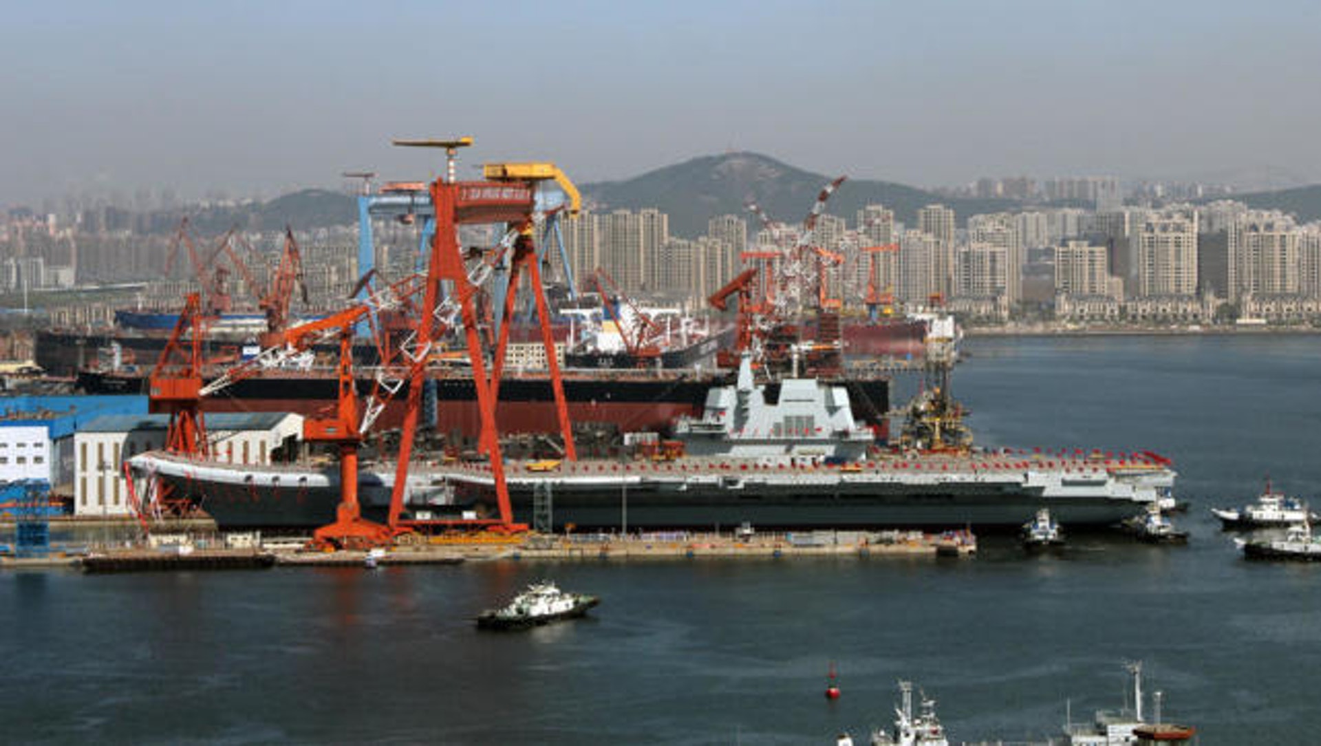 中國首艘國產航母大連出塢下水。(解放軍報) 中國首艘國產航母大連出塢下水。(解放軍報)