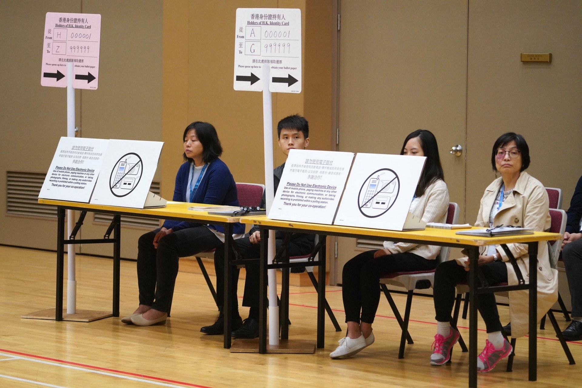 2022年地方選區臨時選民登記冊載有約441.84萬名選民。圖為發票櫃枱。(高仲明攝/資料圈片) 2022年地方選區臨時選民登記冊載有約441.84萬名選民。圖為發票櫃枱。(高仲明攝/資料圈片)