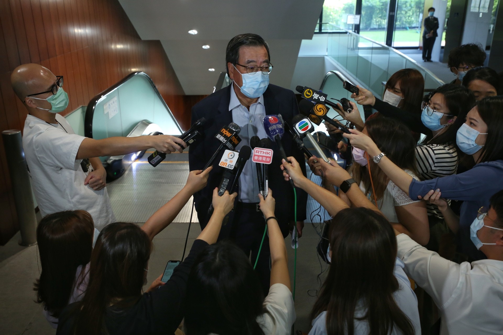 立法會主席梁君彥表示，接獲特首林鄭月娥通知，要押後宣讀施政報告，並稱尊重有關決定。 （張浩維攝）