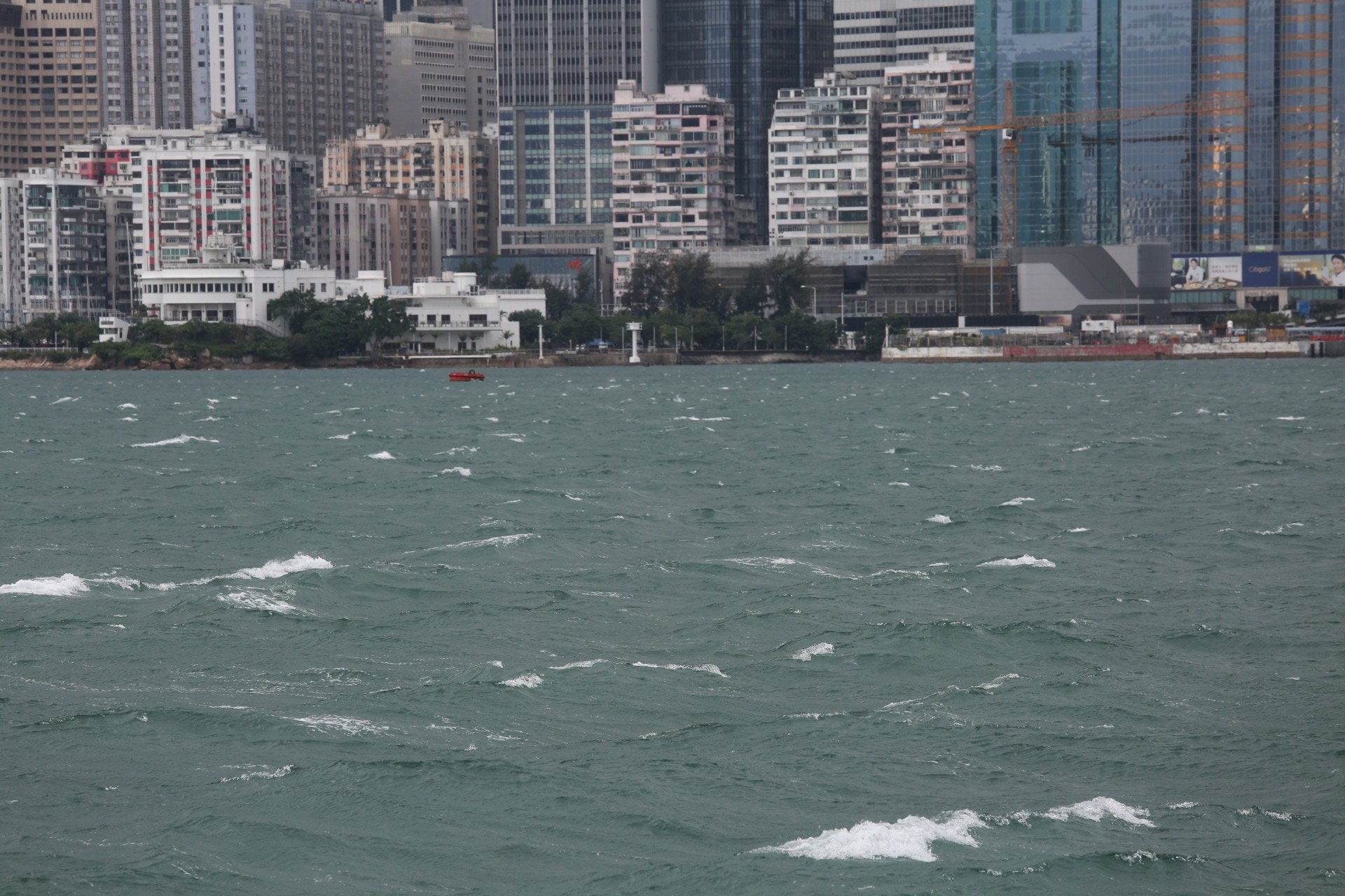 10月13日，8號風球生效後，維港海面有白頭浪。（張浩維攝）