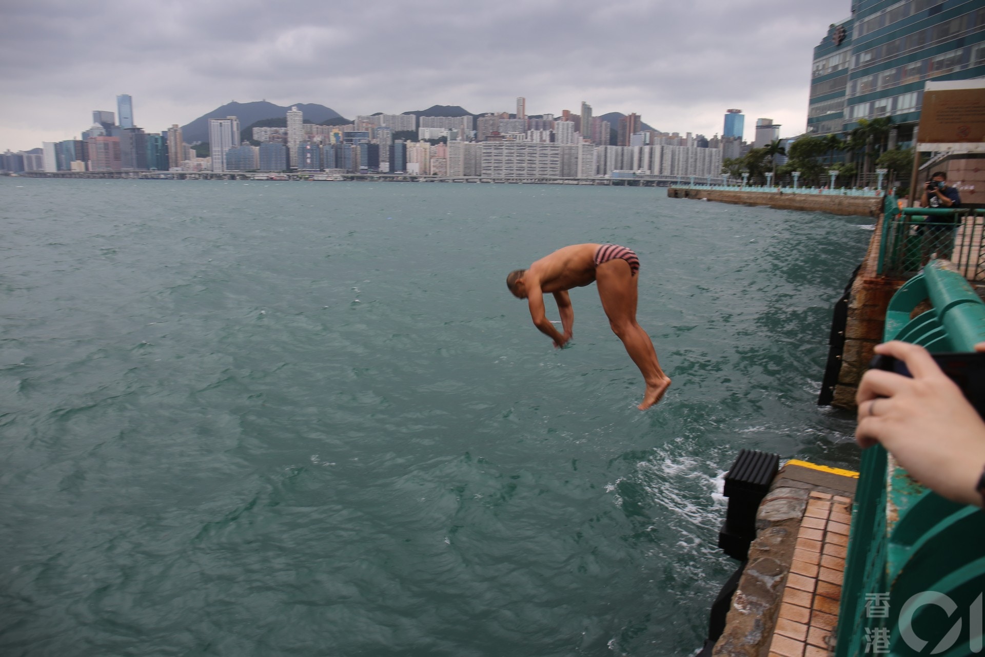 【浪卡風球】紅磡碼頭：不少泳客到場游早泳。（陳蕾蕾攝）
