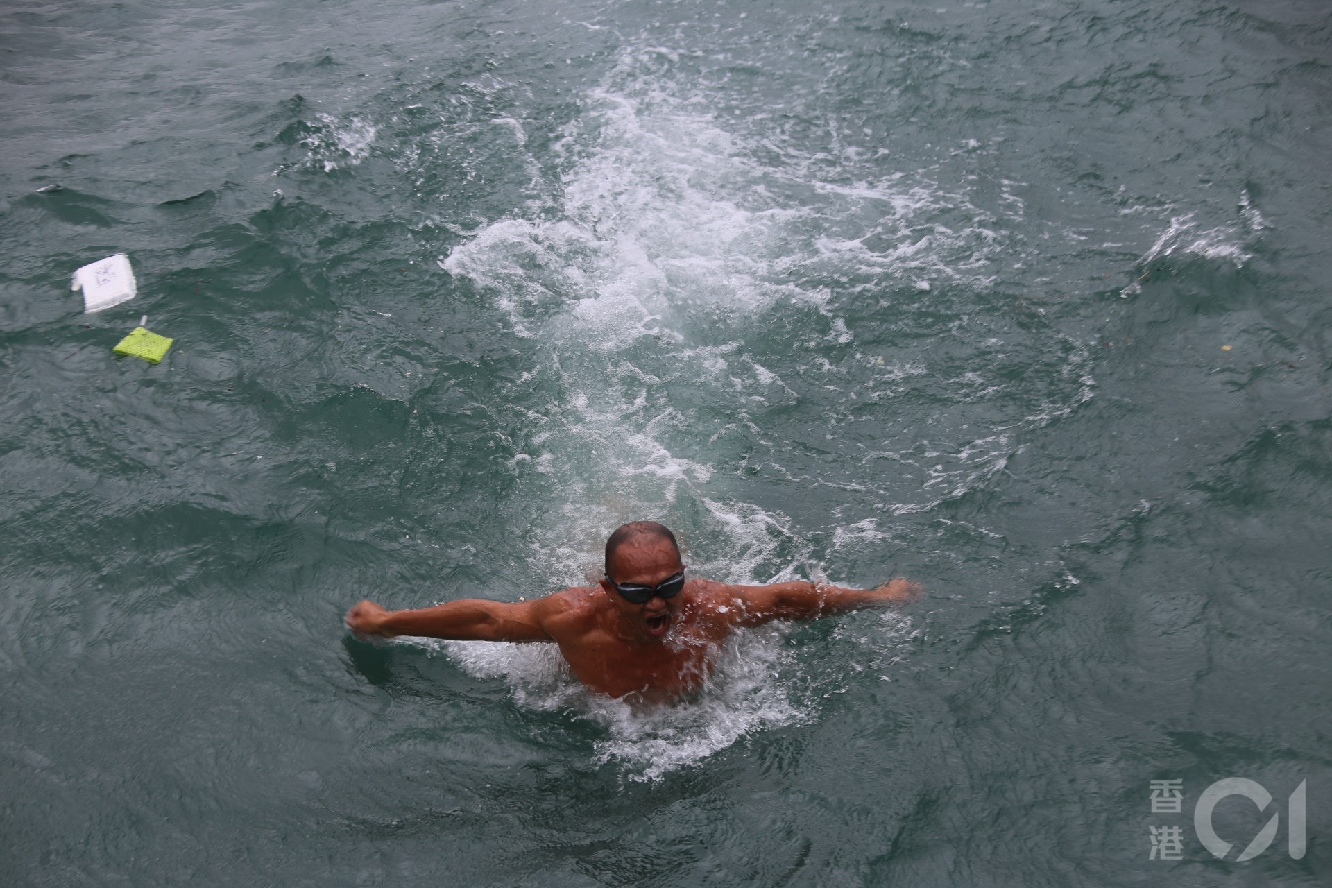【浪卡風球】紅磡碼頭：不少泳客到場游早泳。（陳蕾蕾攝）