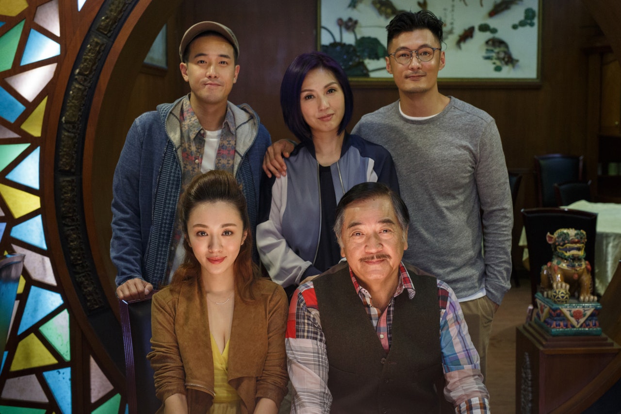 春嬌、志明、春嬌弟重遇爸爸,想不到父親多了個年輕女友作伴。 春嬌、志明、春嬌弟重遇爸爸,想不到父親多了個年輕女友作伴。